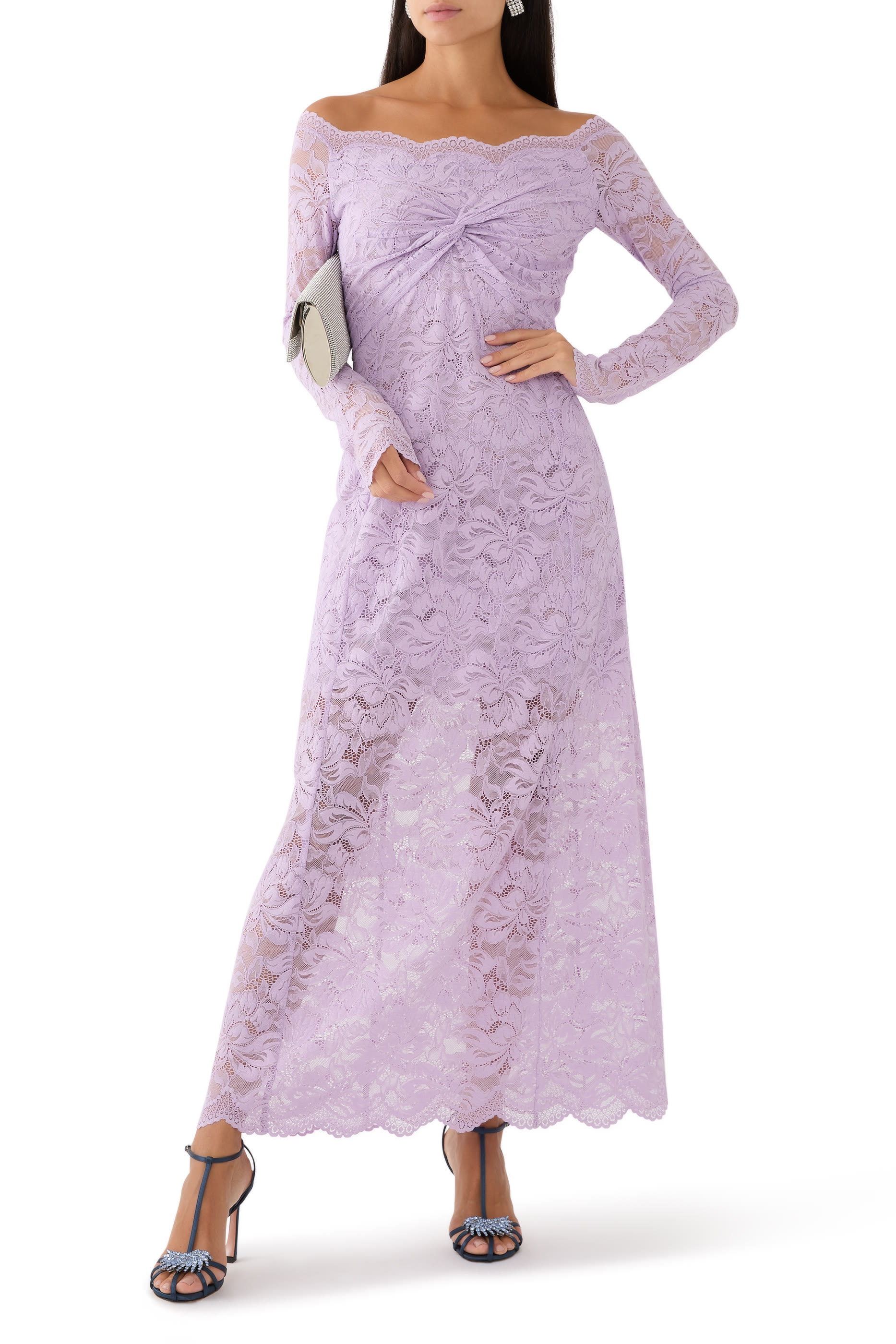 فستان طويل بأكتاف مكشوفة دانتيل