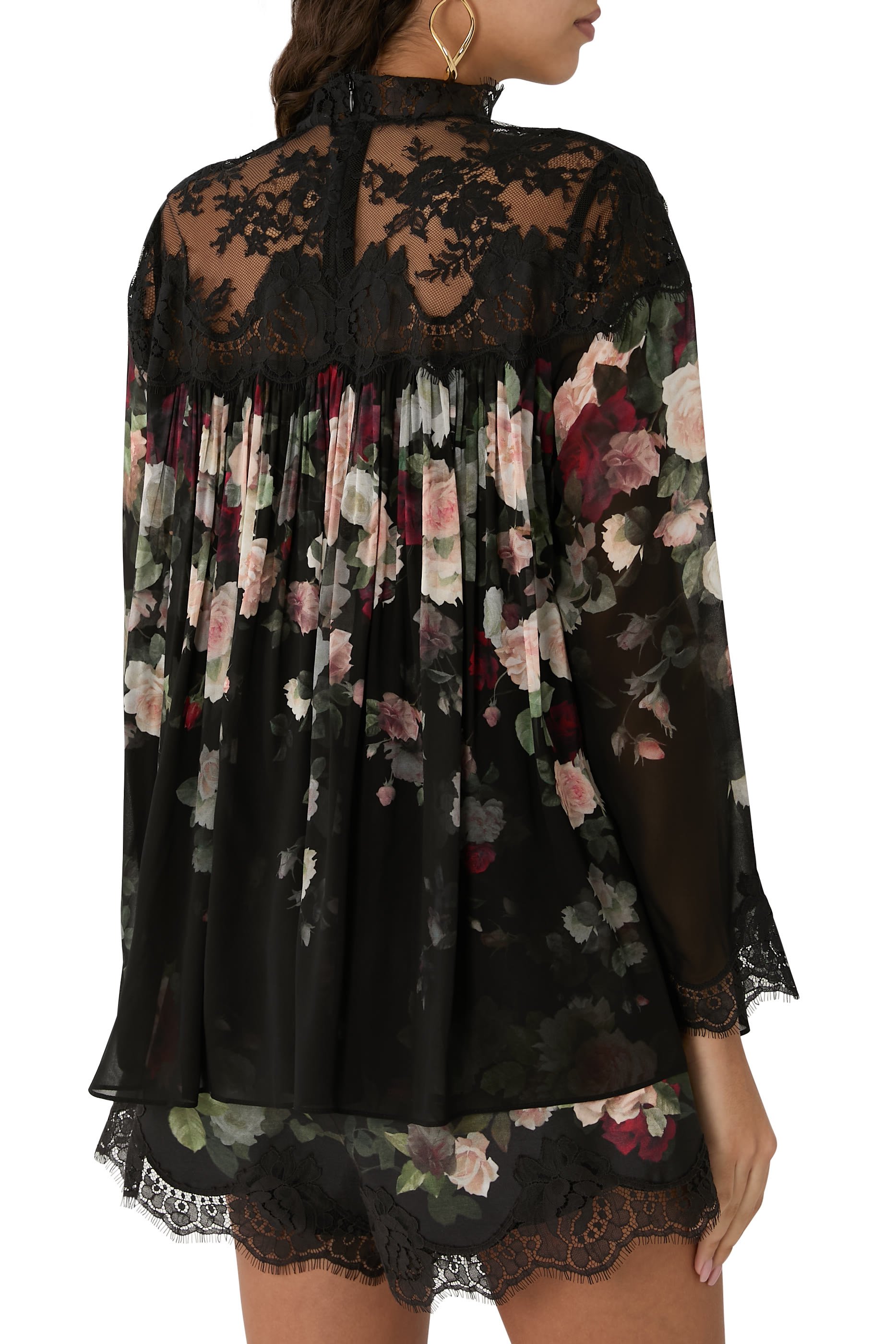 بلوزة بطيات ونقشة زهور دانتيل