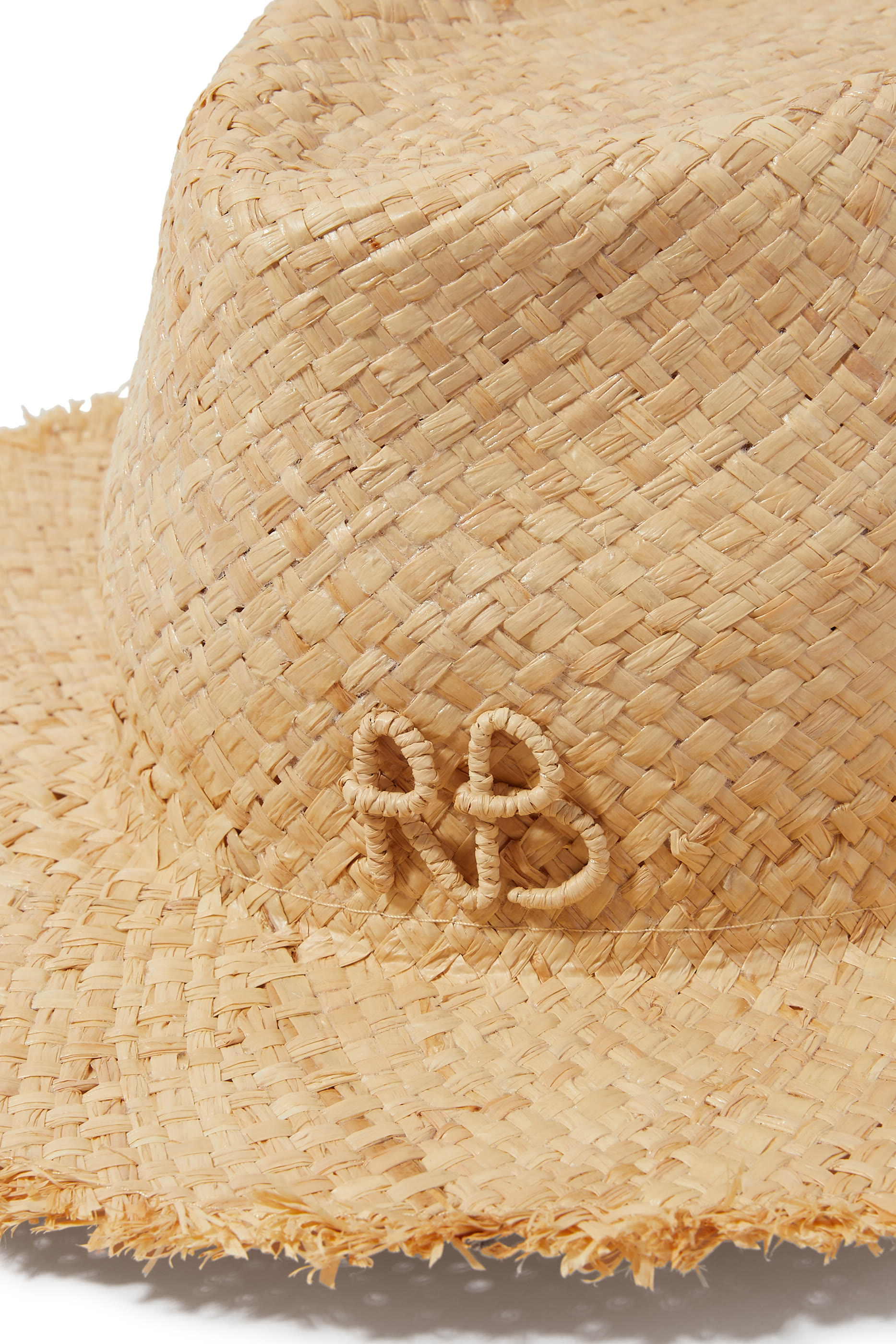 قبعة فيدورا بحافة منسلة وسلسلة بلؤلؤ