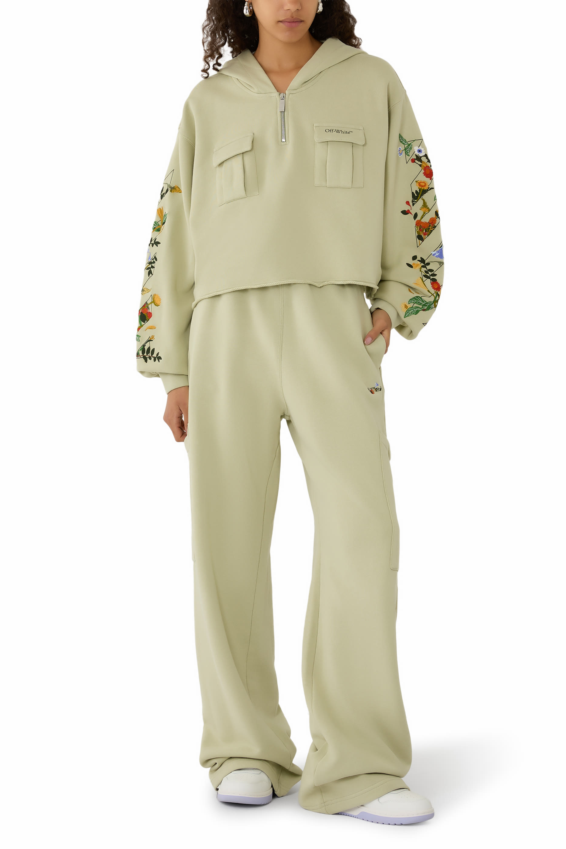 بنطال رياضي كارجو بنقشة شعار الماركة بزهور