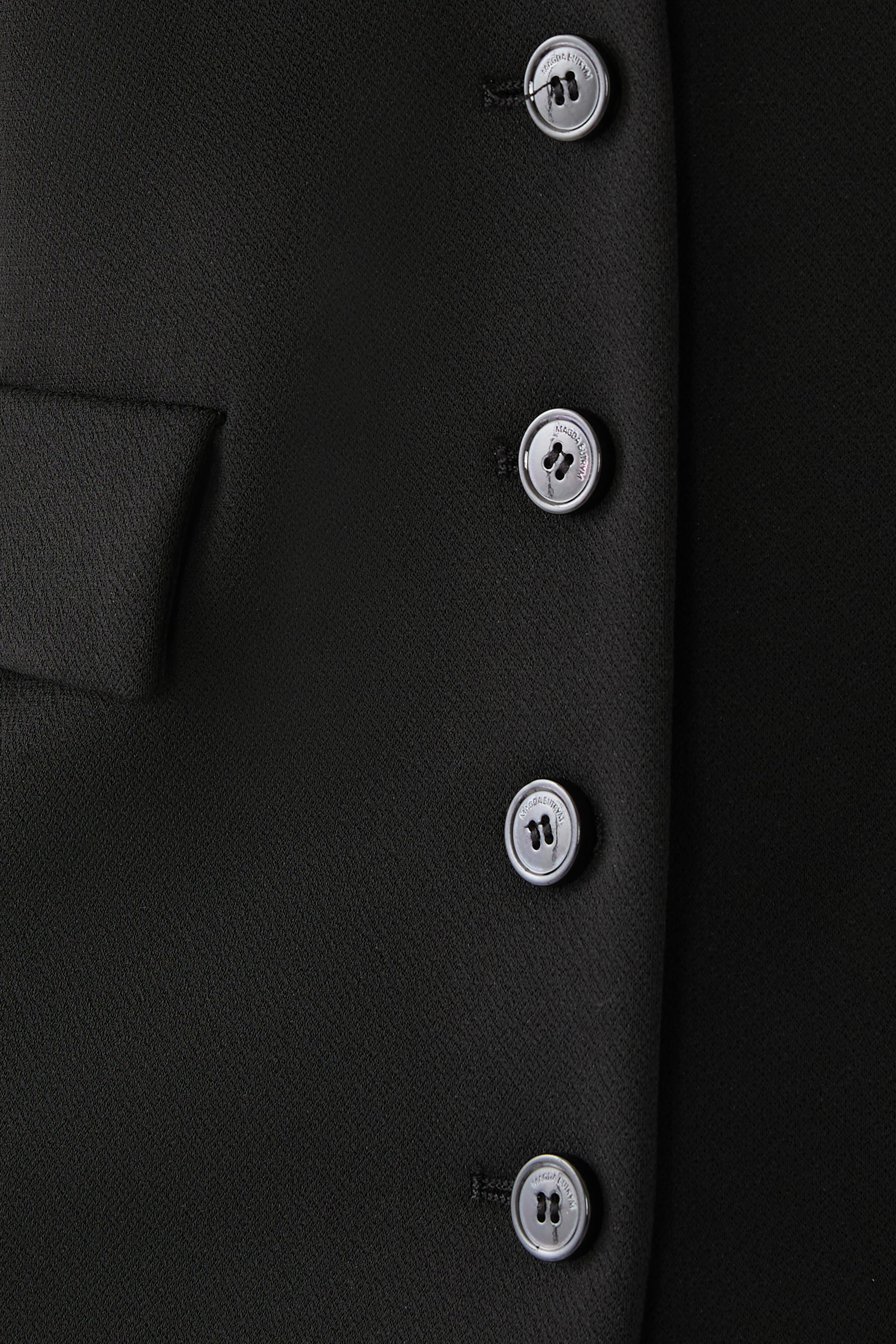 بليزر بقصة ضيقة وصف أزرار