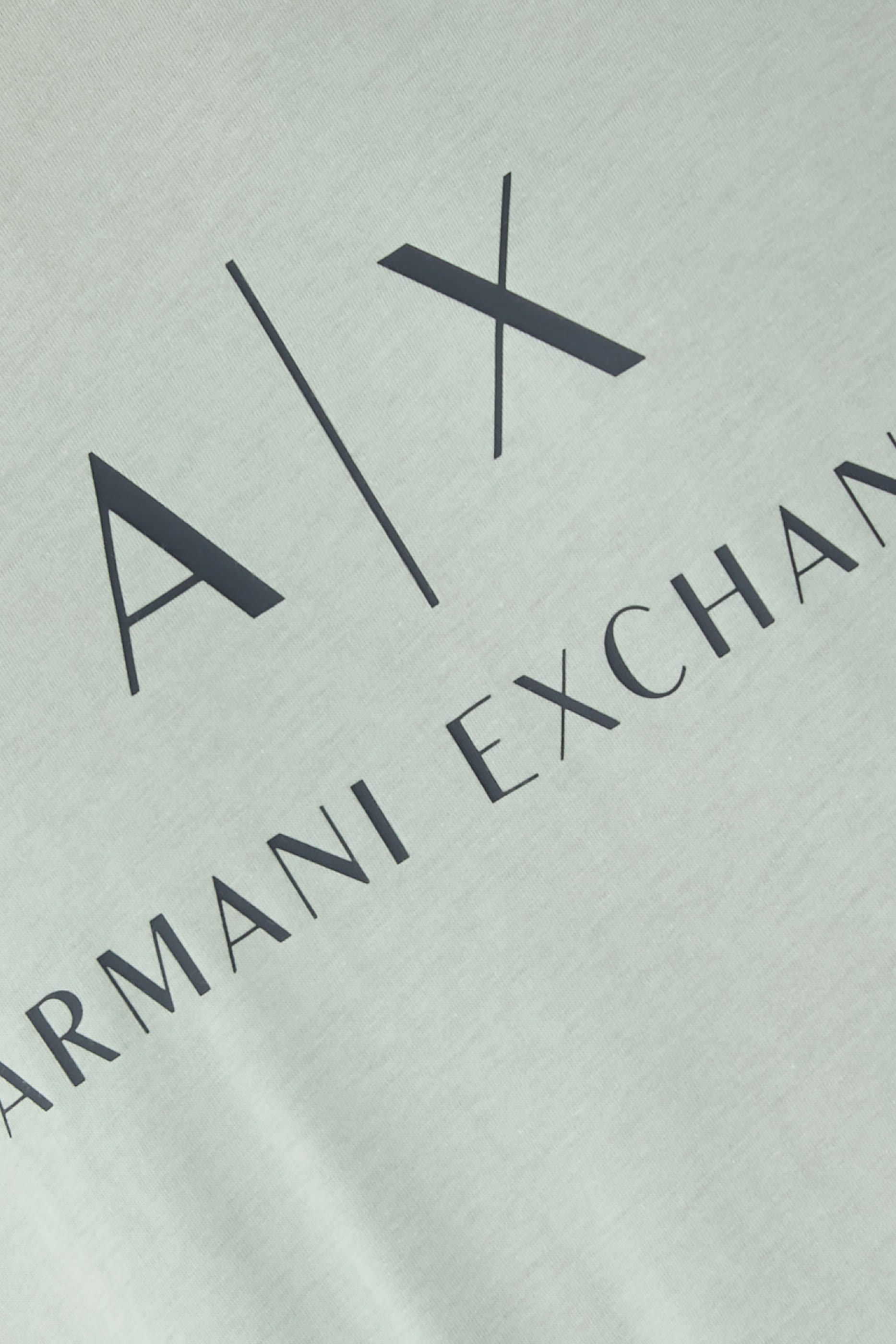 تيشيرت بشعار الماركة بقصة ضيقة جرسيه