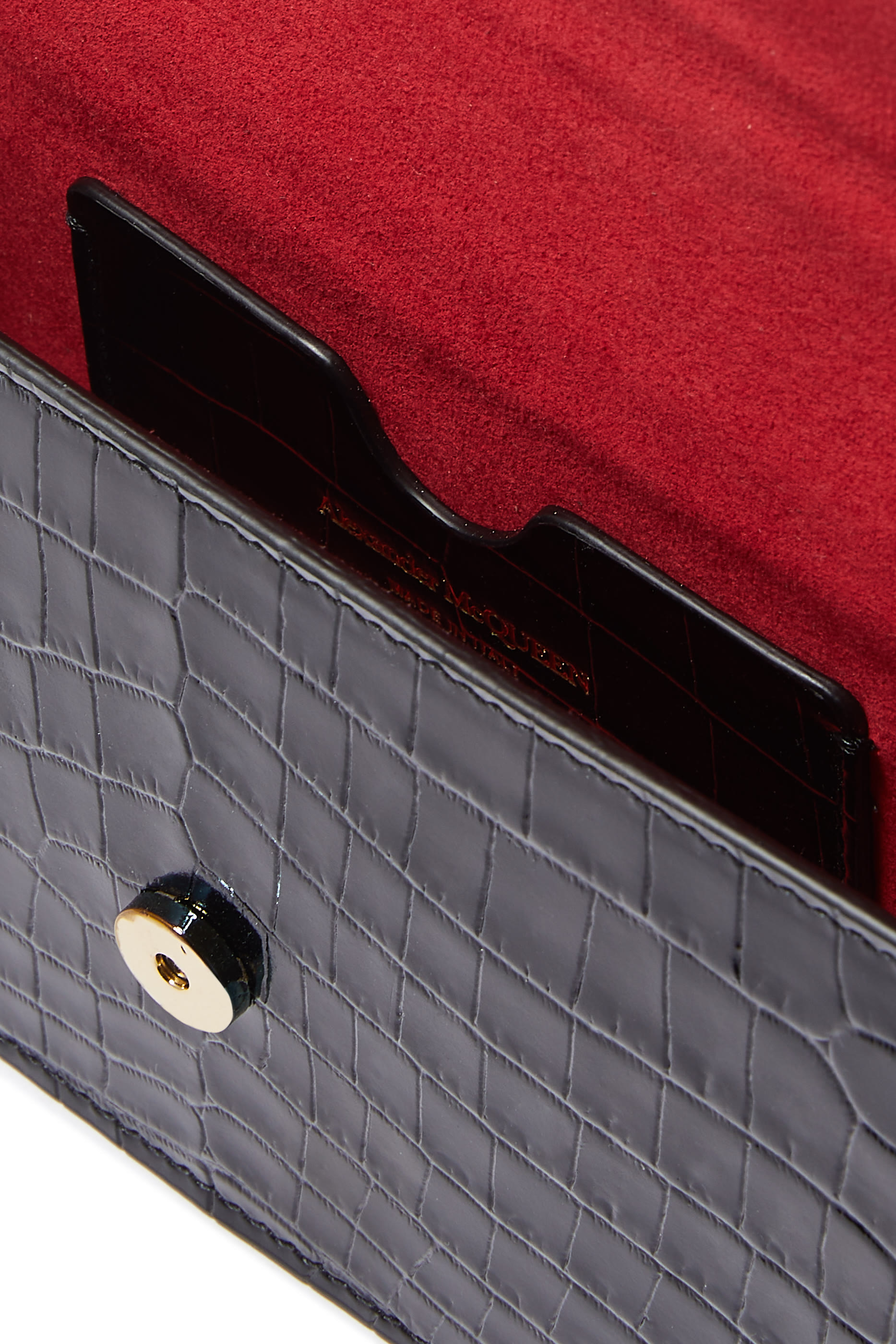 حقيبة بحمجمة صغيرة وسلسلة