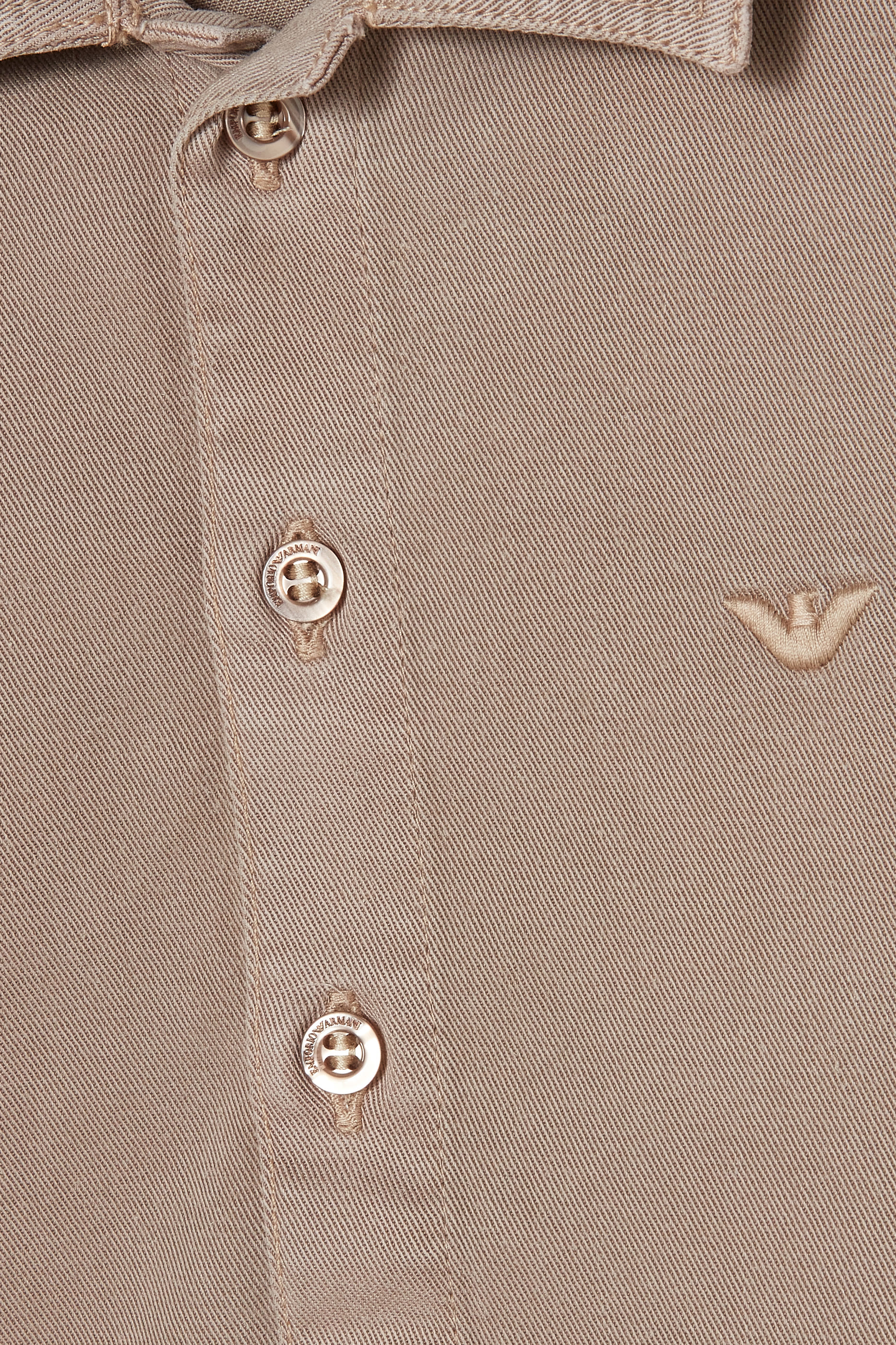 قميص بشعار الماركة بحجم صغير للأطفال