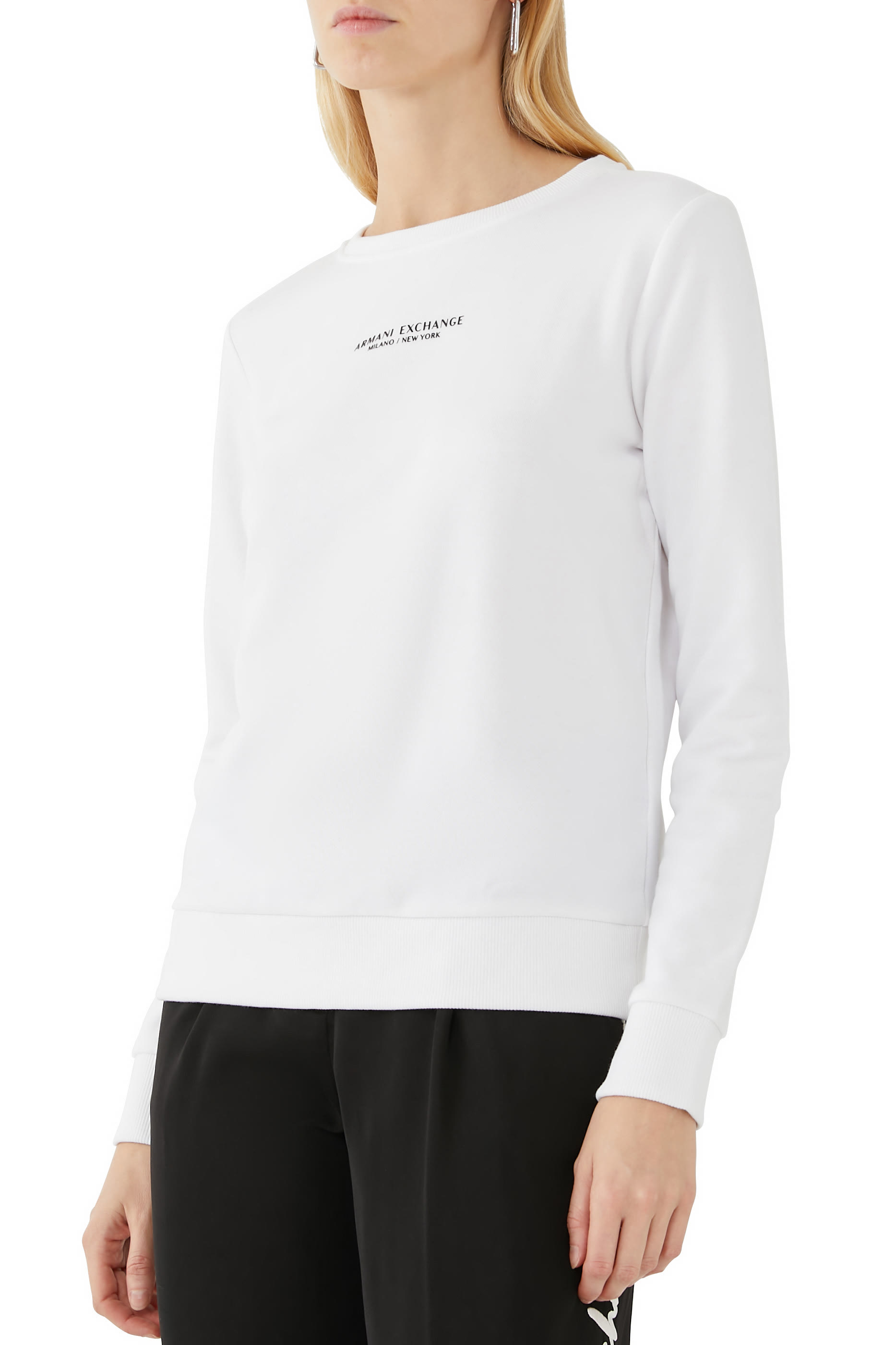 قميص بأكمام طويلة بطبعات شعار الماركة