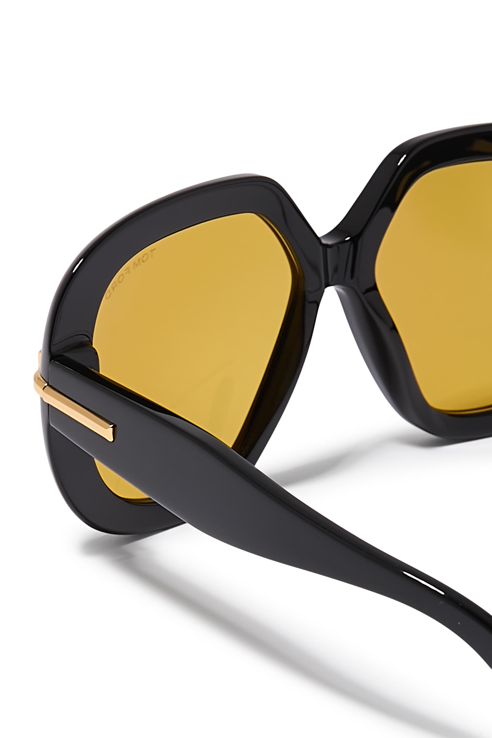 نظارة شمسية بإطار كبير