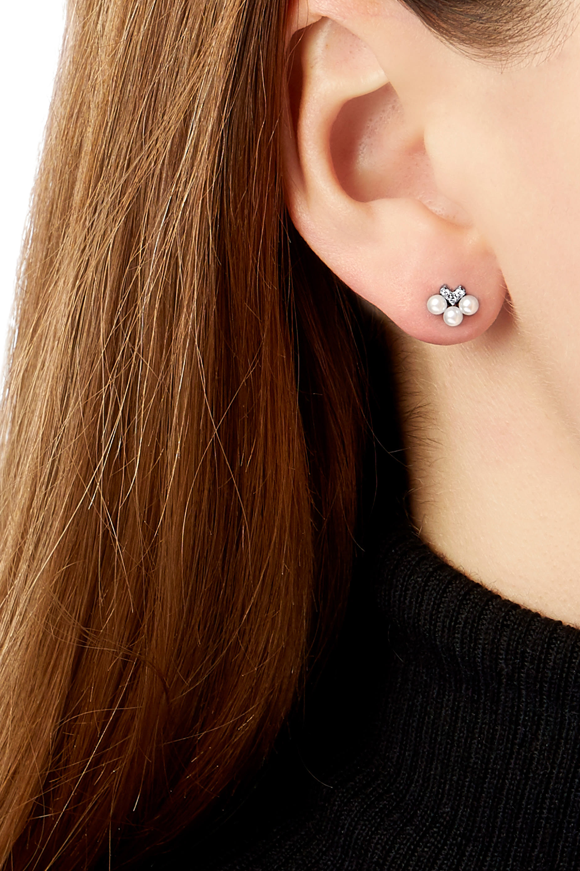 أقراط سيلك بتصميم على شكل V مرصع بالماس ولؤلؤ أكويا ذهب أبيض عيار 18