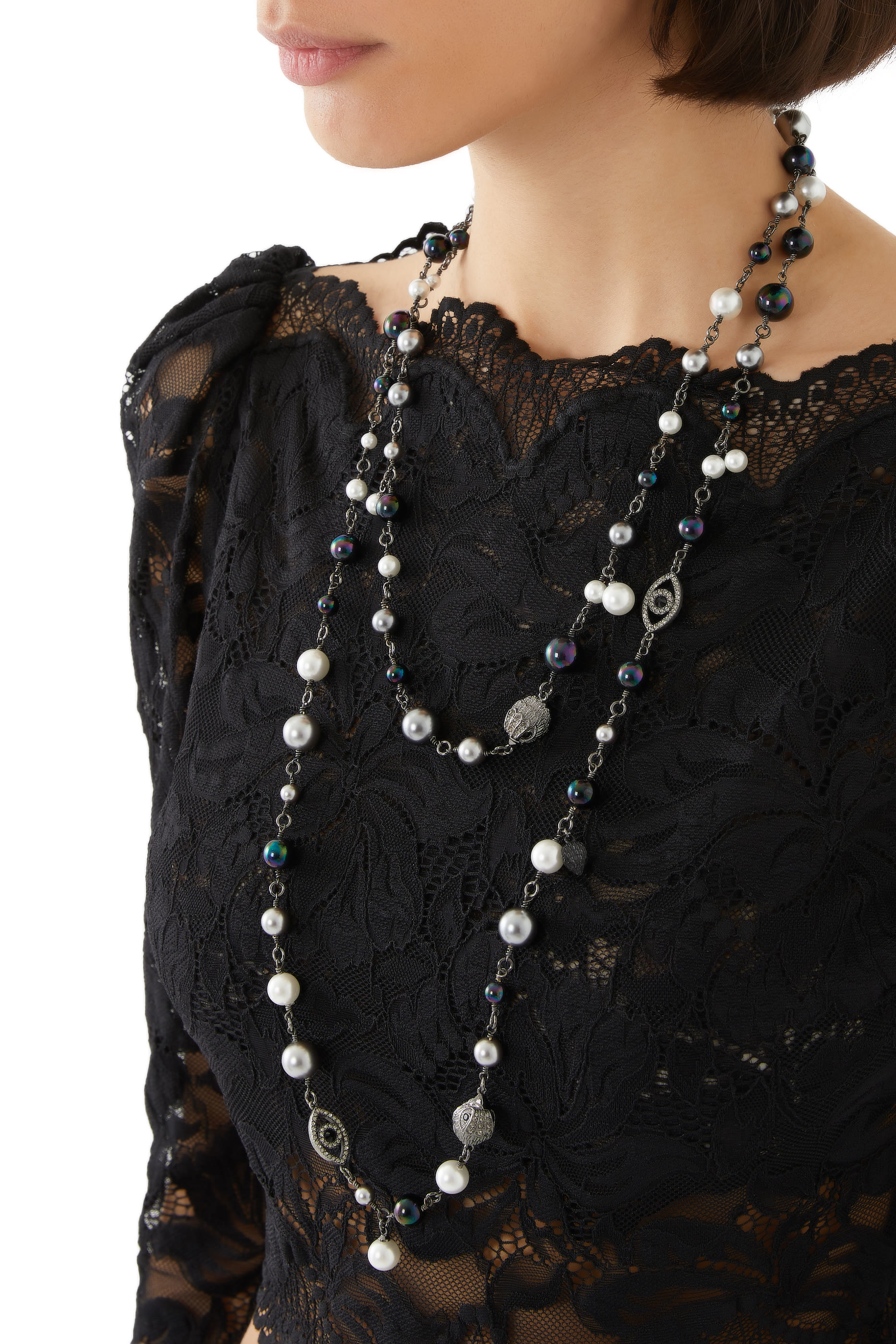 قلادة طويلة مزينة باللؤلؤ