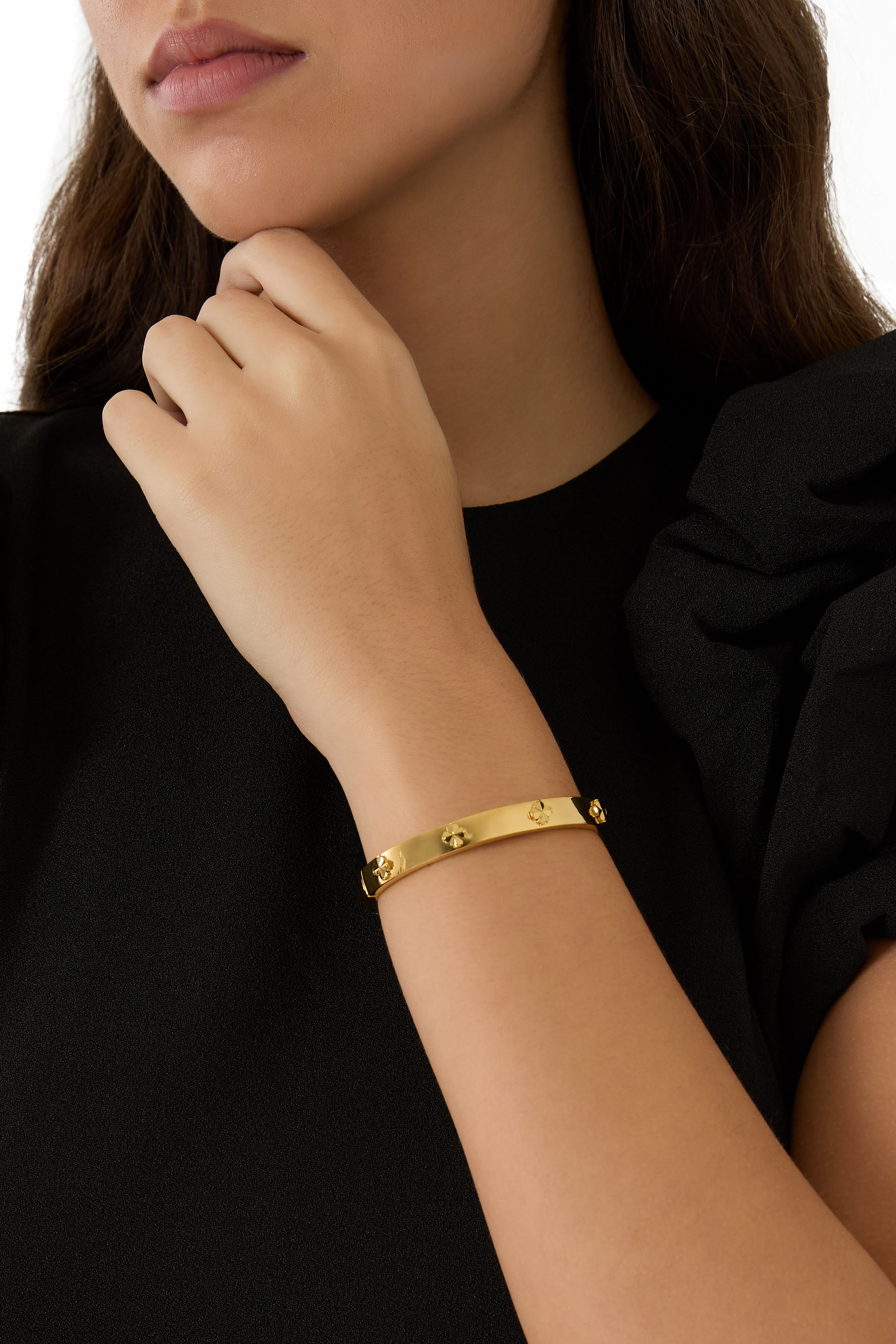 سوار بمفصلة وحلي بتصميم زهور بالشكل البستوني