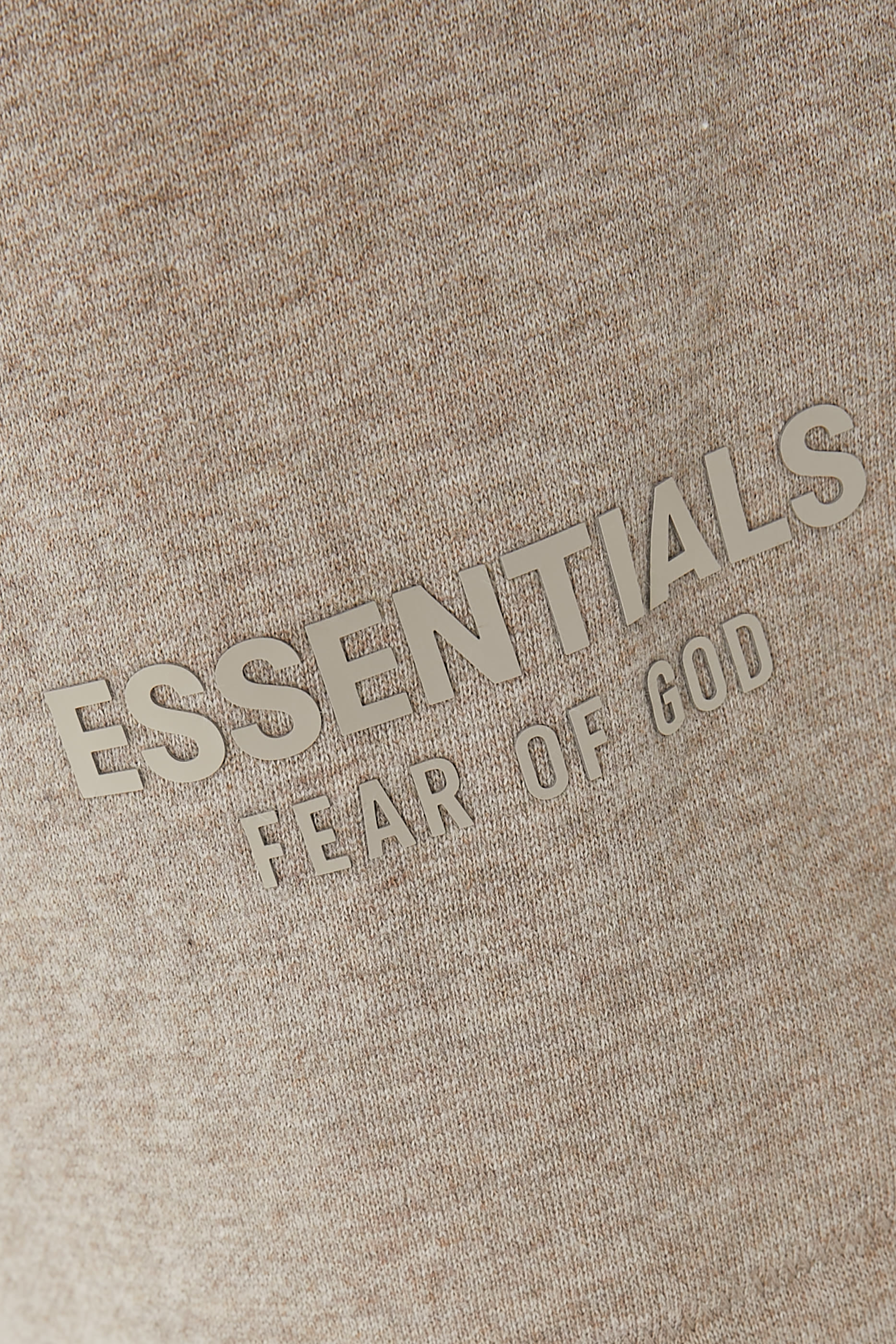 شورت رياضي بشعار اسنشالز