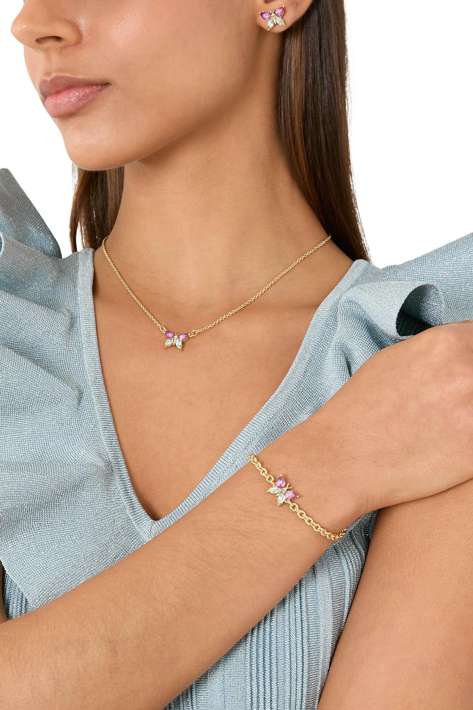 قلادة بحلية بتصميم فراشة