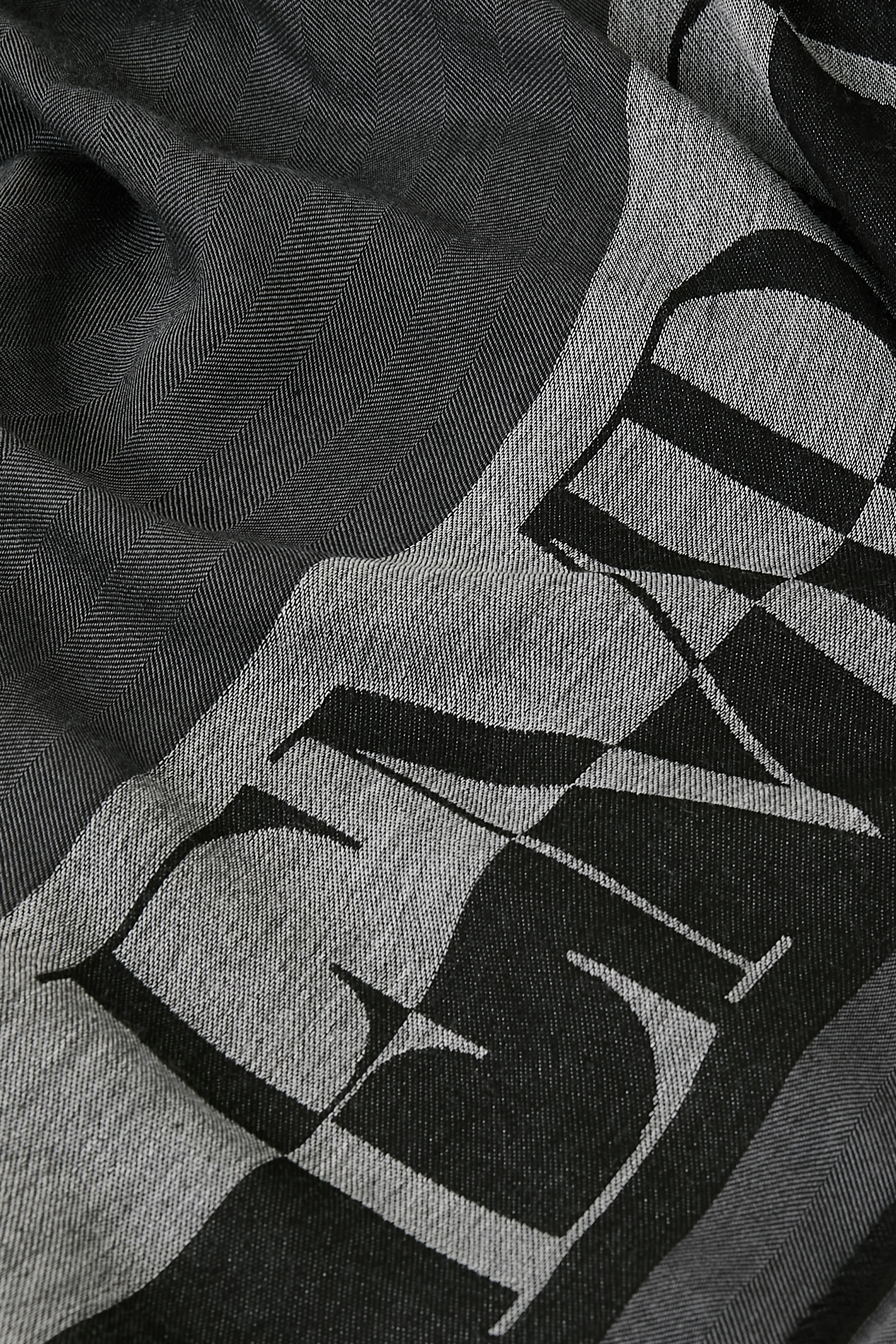  وشاح بلونين مزين بشعار الماركة كبير