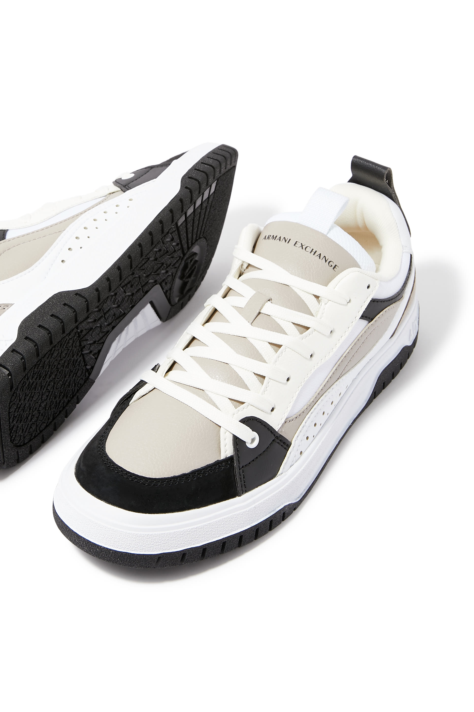 سنيكرز دوك بشعار الماركة