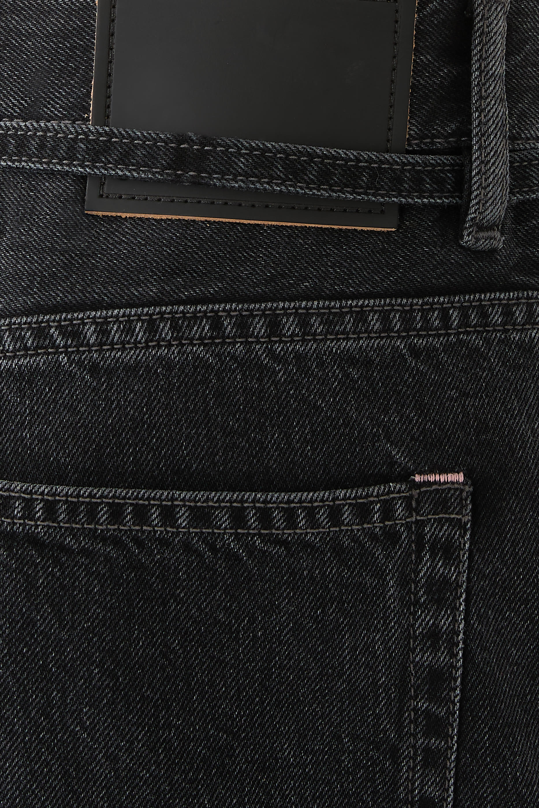 بنطال جينز بقصة فضفاضة