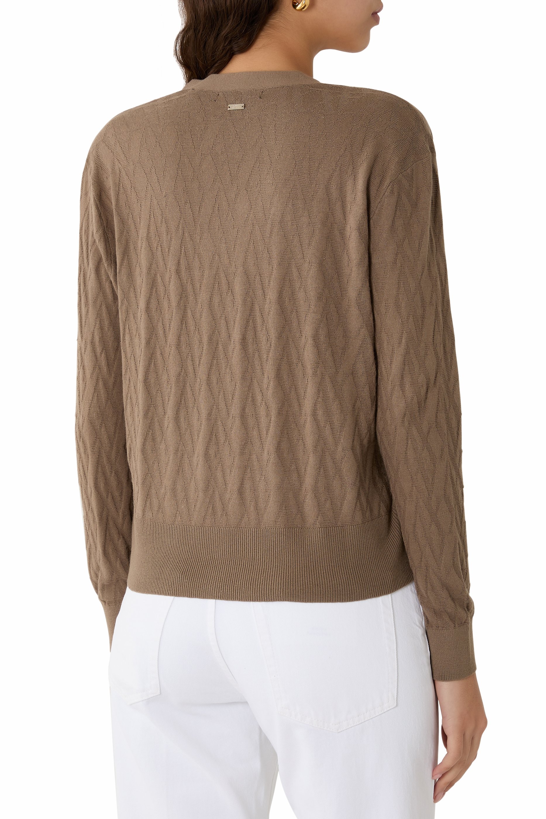 كارديجان بأزرار وحروف شعار الماركة