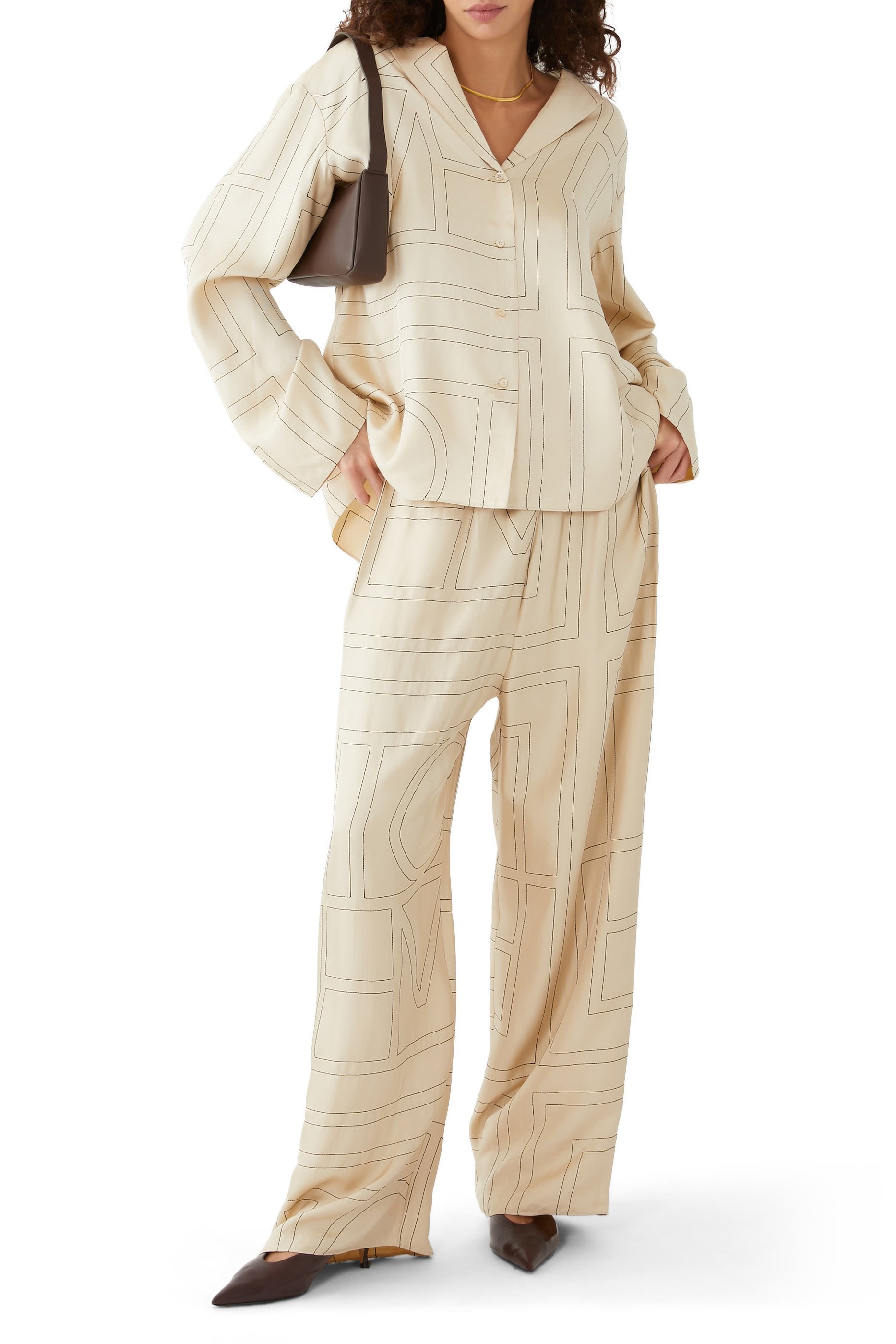 بلوزة بيجامة حرير بنقشة حروف شعار الماركة