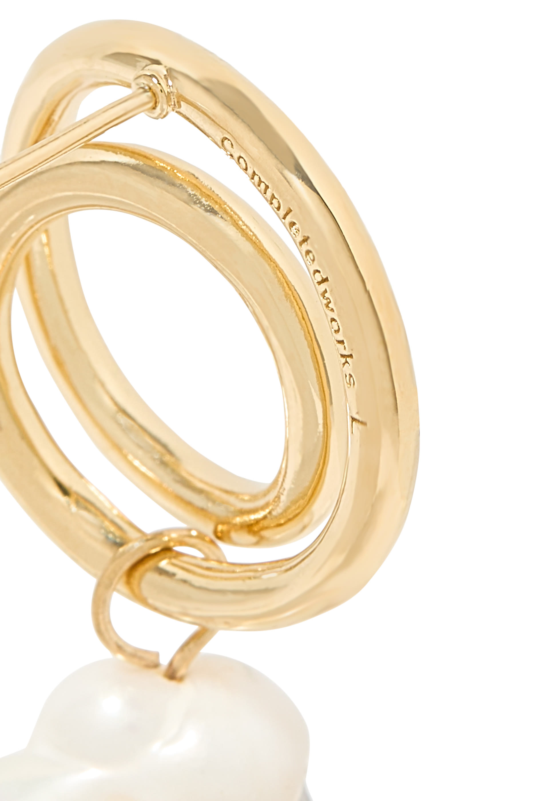 أقراط بتصميم ملفوف مزينة بؤلؤ باروكي، فضة استرلينية معاد تدويرها مطلية بذهب أصفر عيار 14