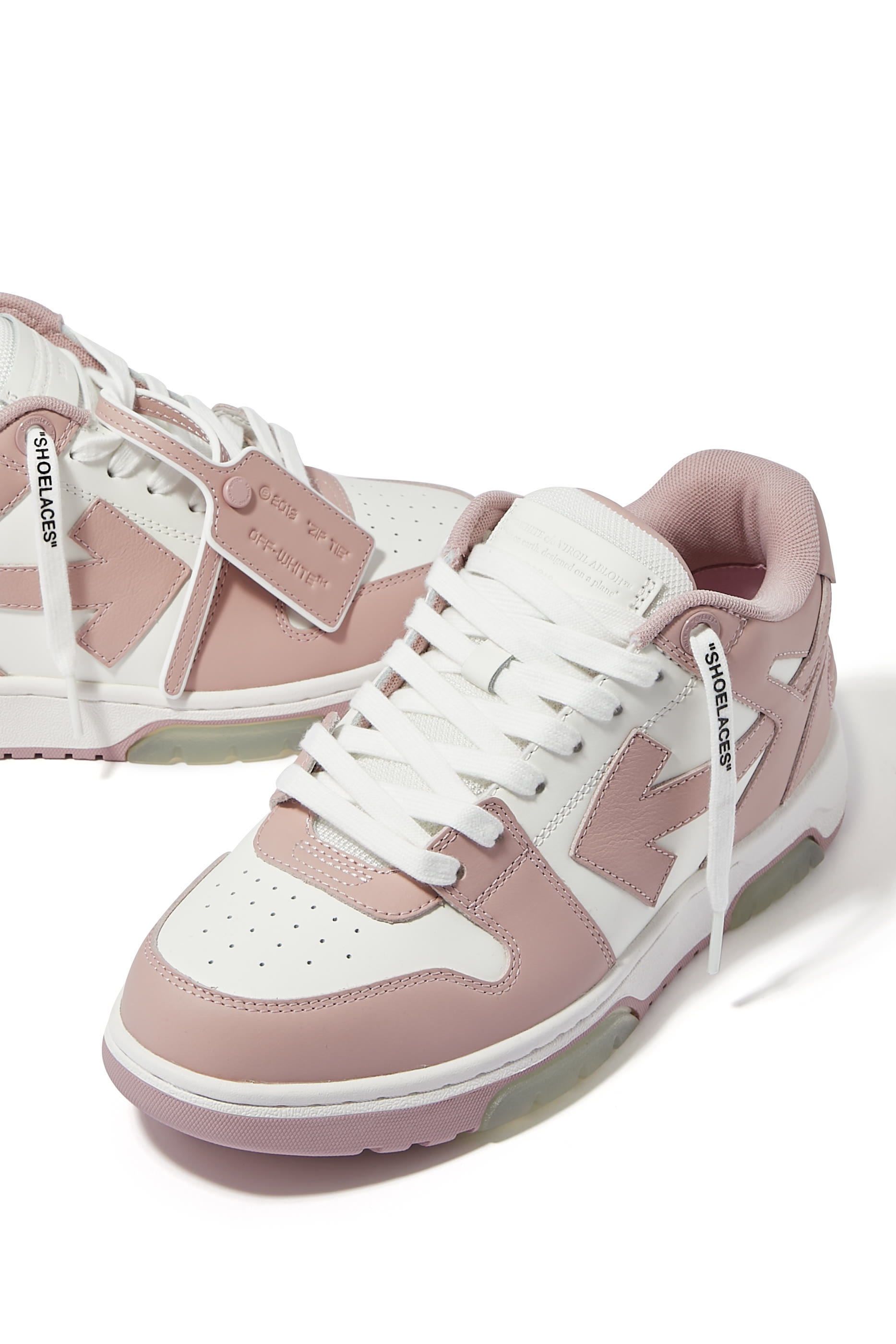 سنيكرز اوت اوف اوفيس بتصميم أسفل الكاحل