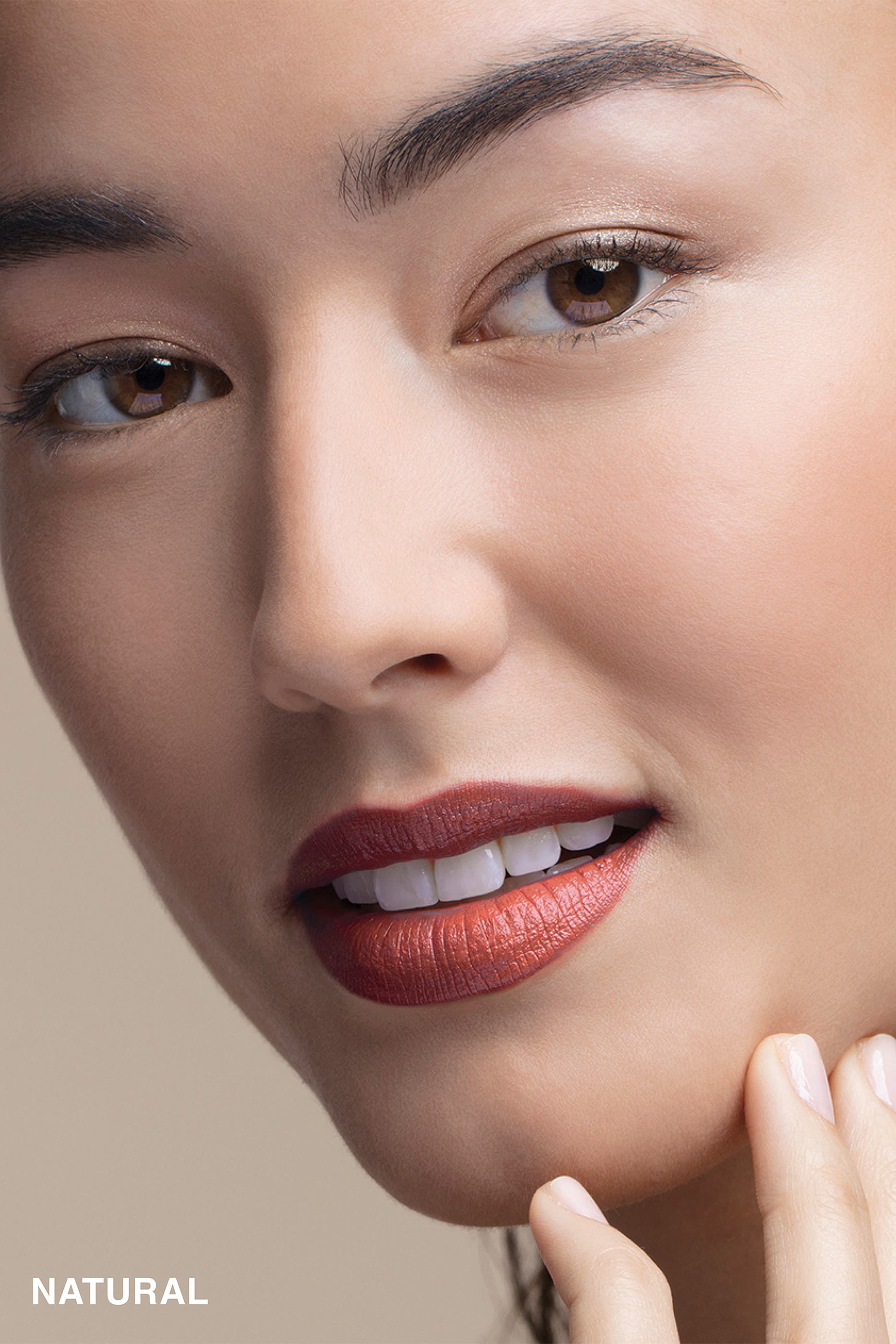 كريم أساس خفيف يدوم طويلاً