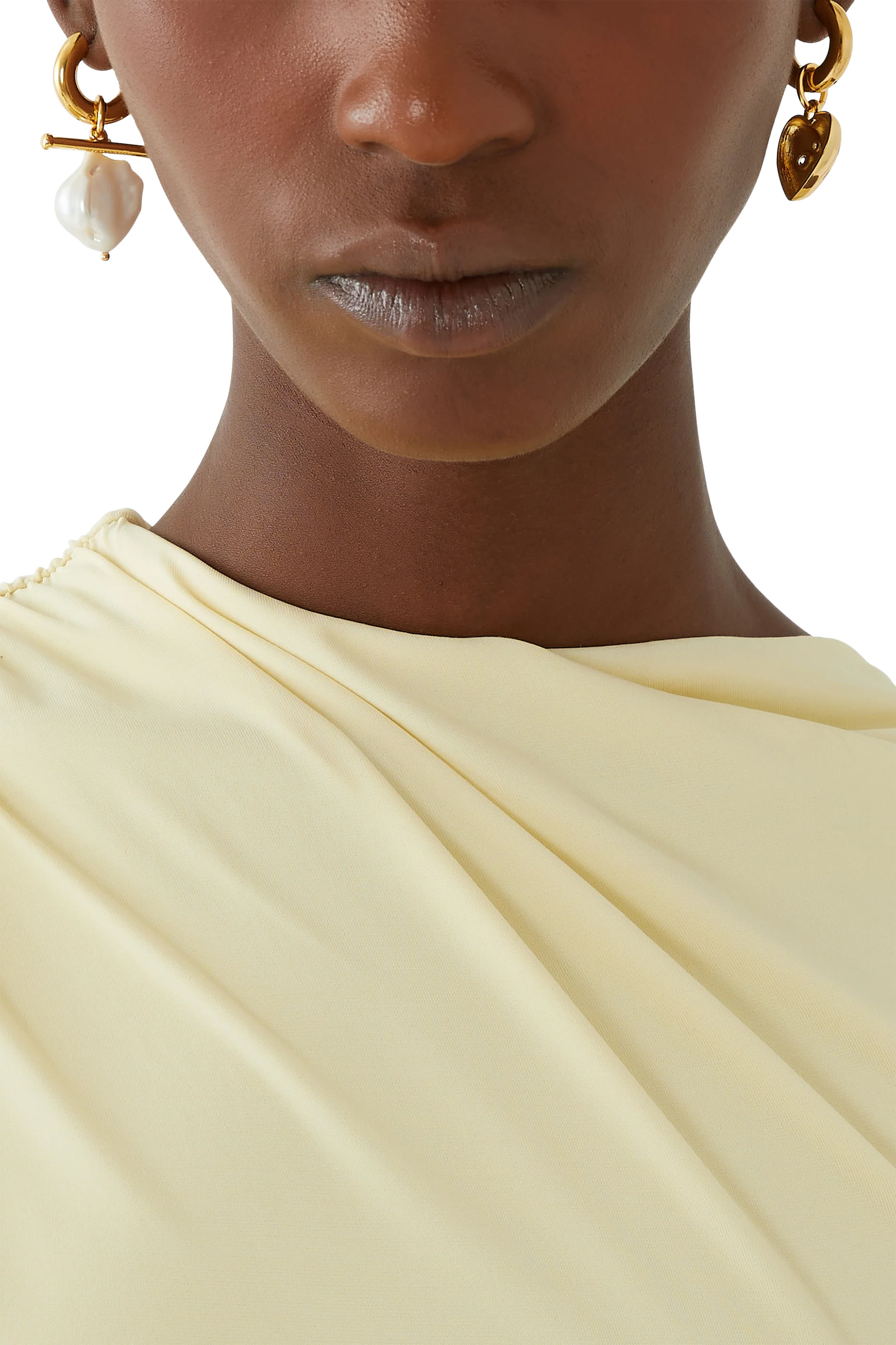 أقراط بقلب مرصع بالكريستال ولؤلؤ مياه عذبة، نحاس مطلي بذهب عيار 24