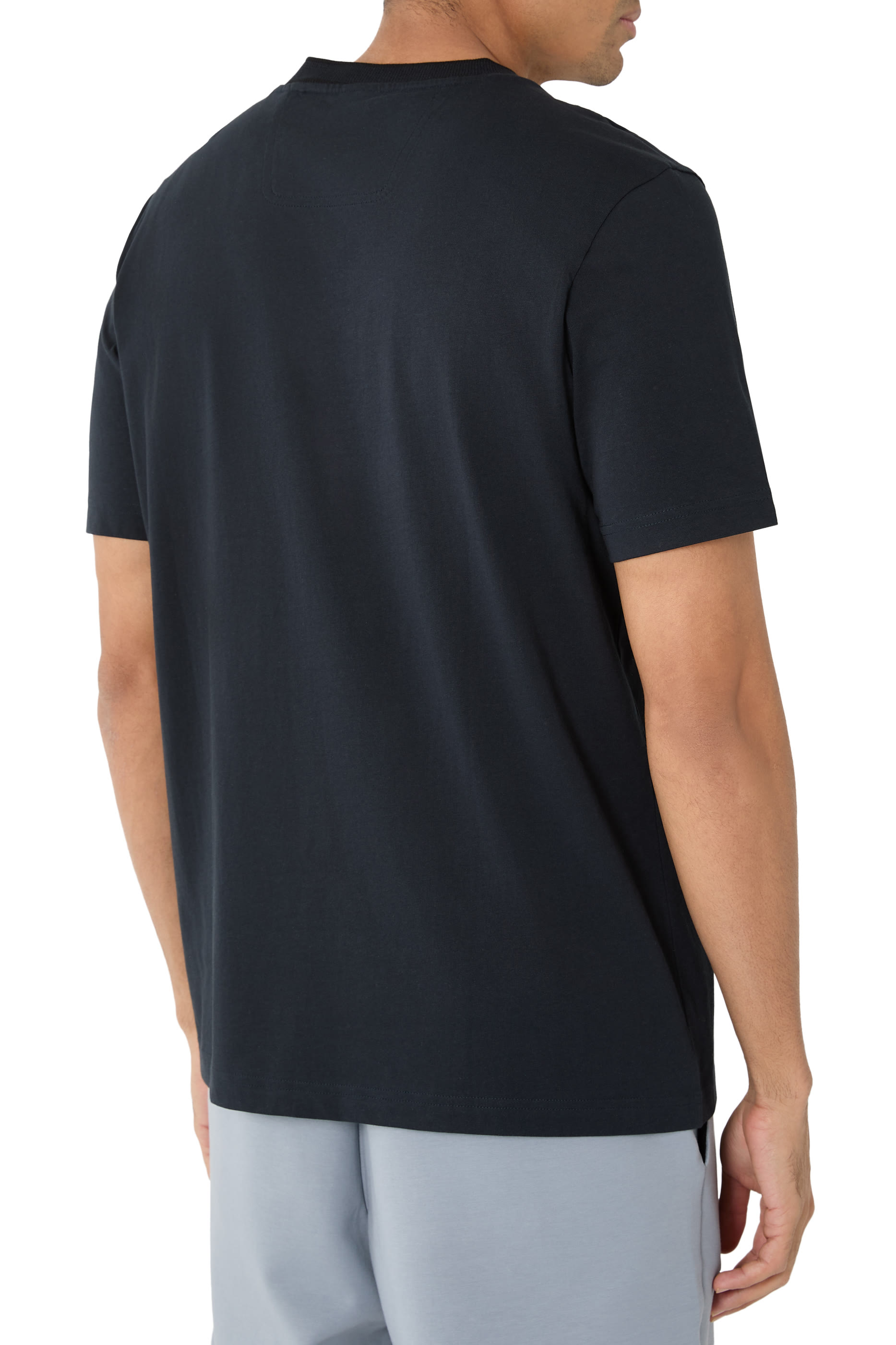 تيشيرت بأكمام قصيرة