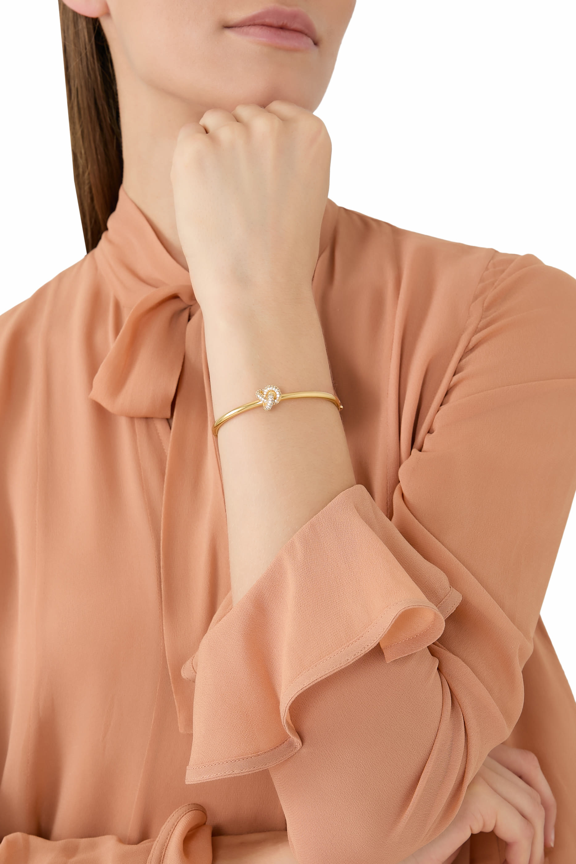 سوار بحلية بتصميم عقدة مزدوجة بأحجار زركونيا بافيه ومشبك مفصلي، معدن مطلي وستانلس ستيل