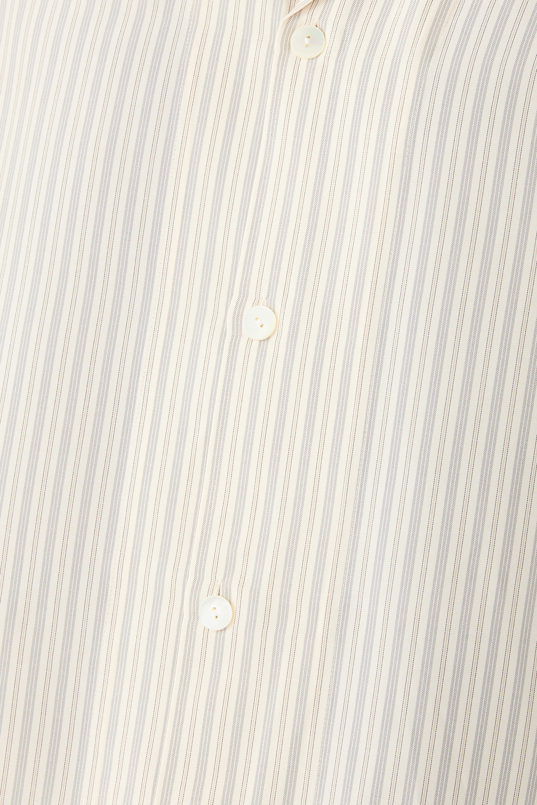 قميص بقصة فضفاضة بأكمام طويلة وياقة مطوية حرير