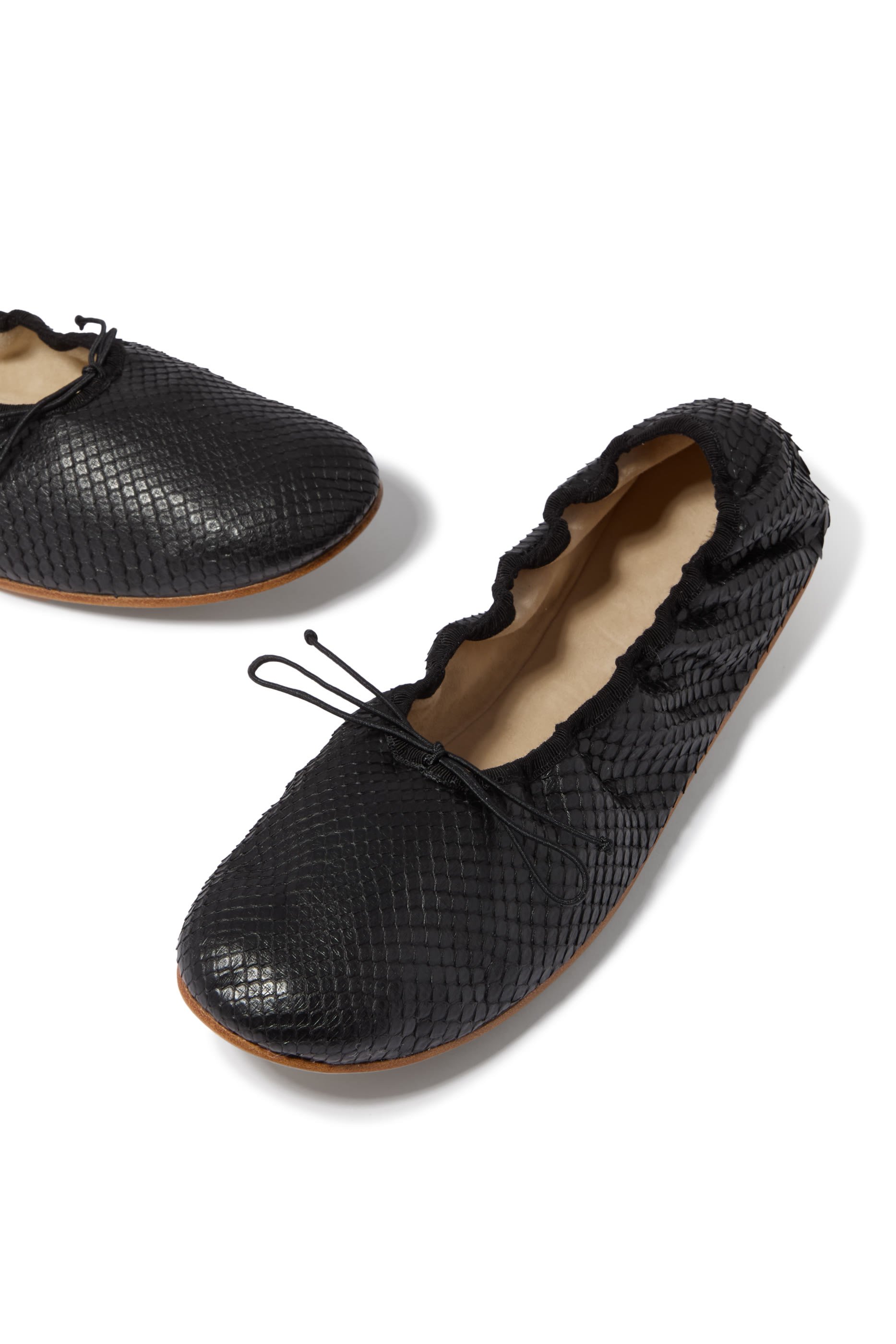 حذاء بالرينا بمقدمة مستديرة ونعل مسطح