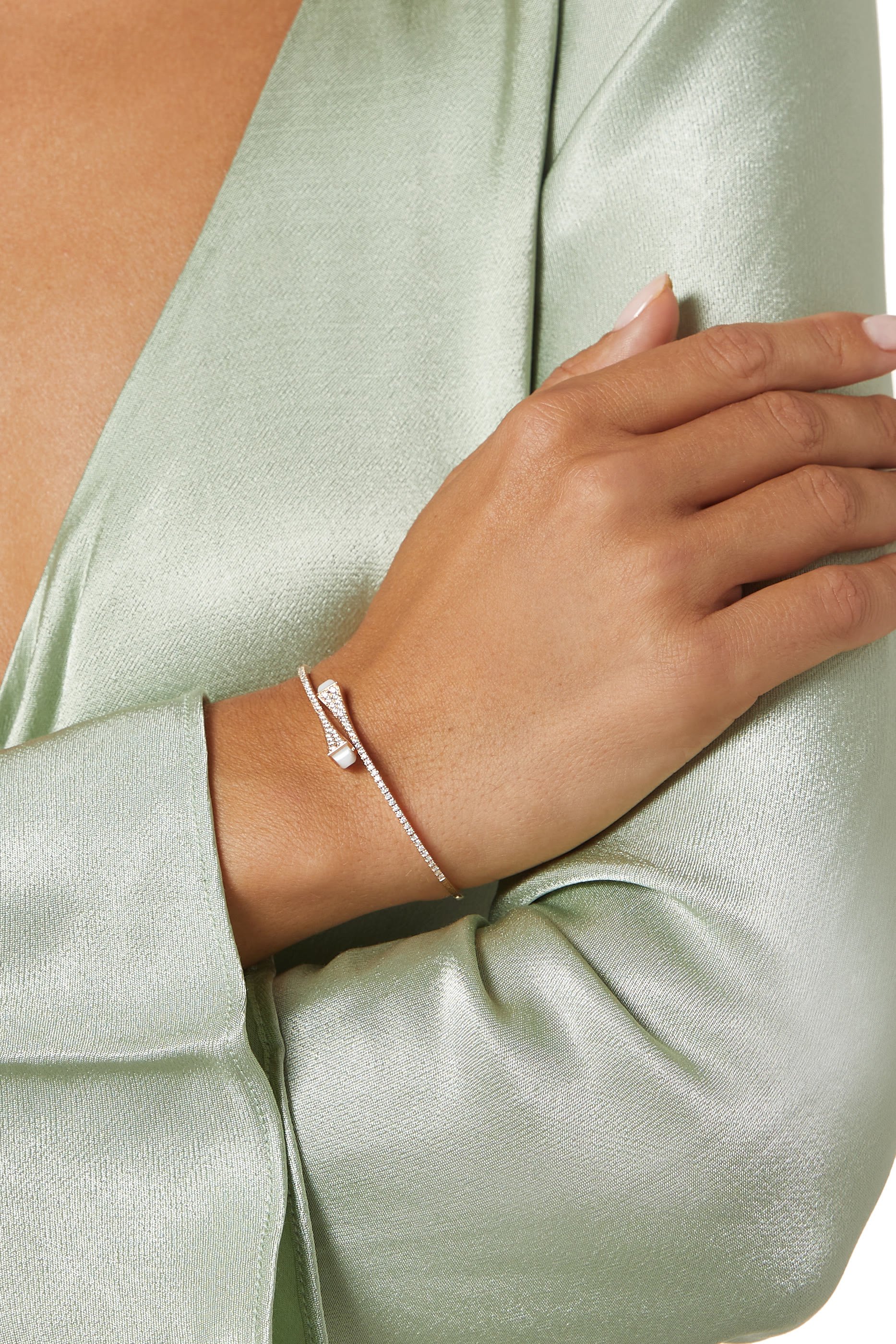 سوار كليو رفيع مرصع بالماس والعقيق &rlm;الأبيض ذهب وردي عيار 18