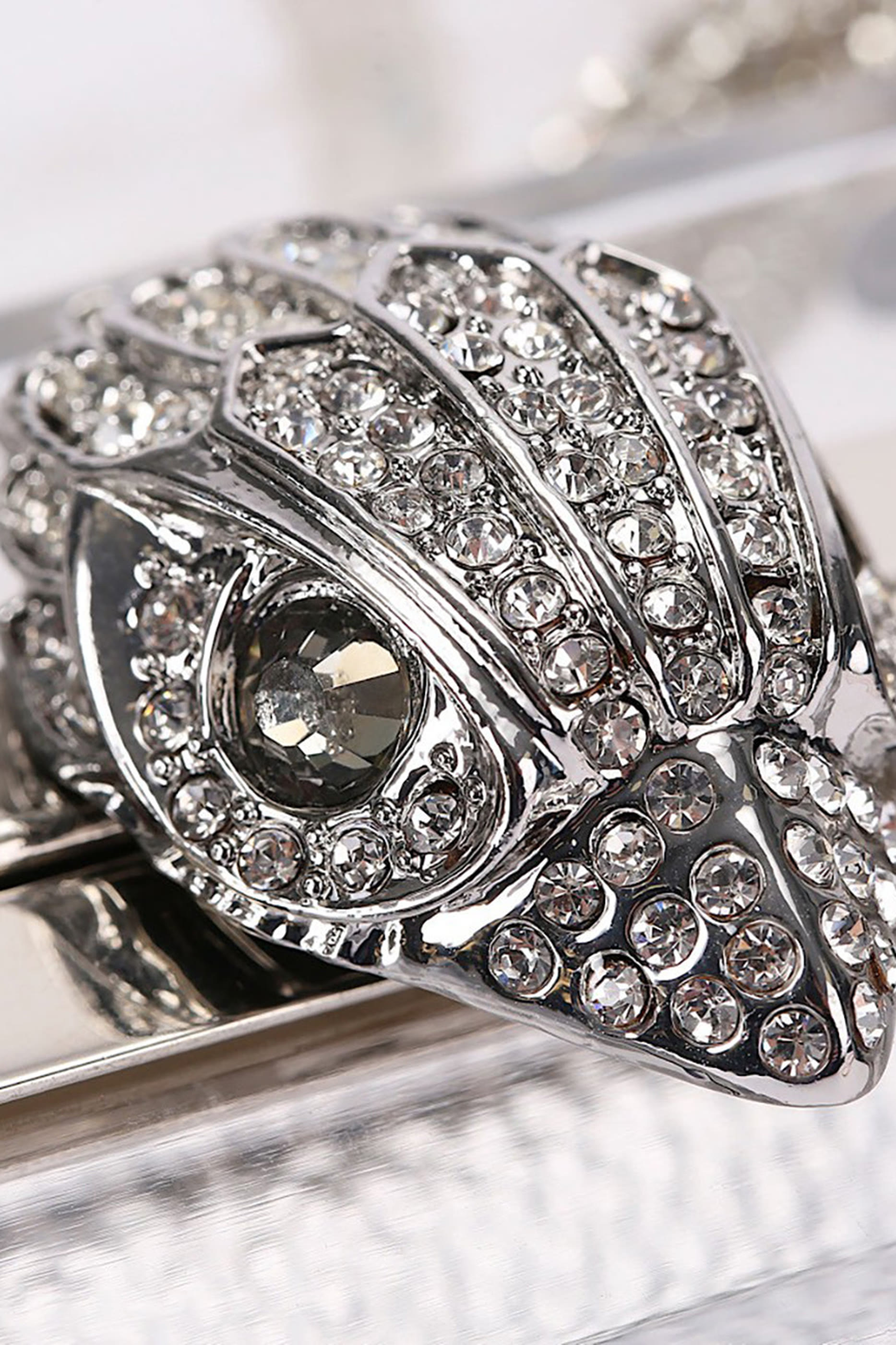 حقيبة كلاتش بتصميم صندوق مزينة بأحجار الراين توروتواز