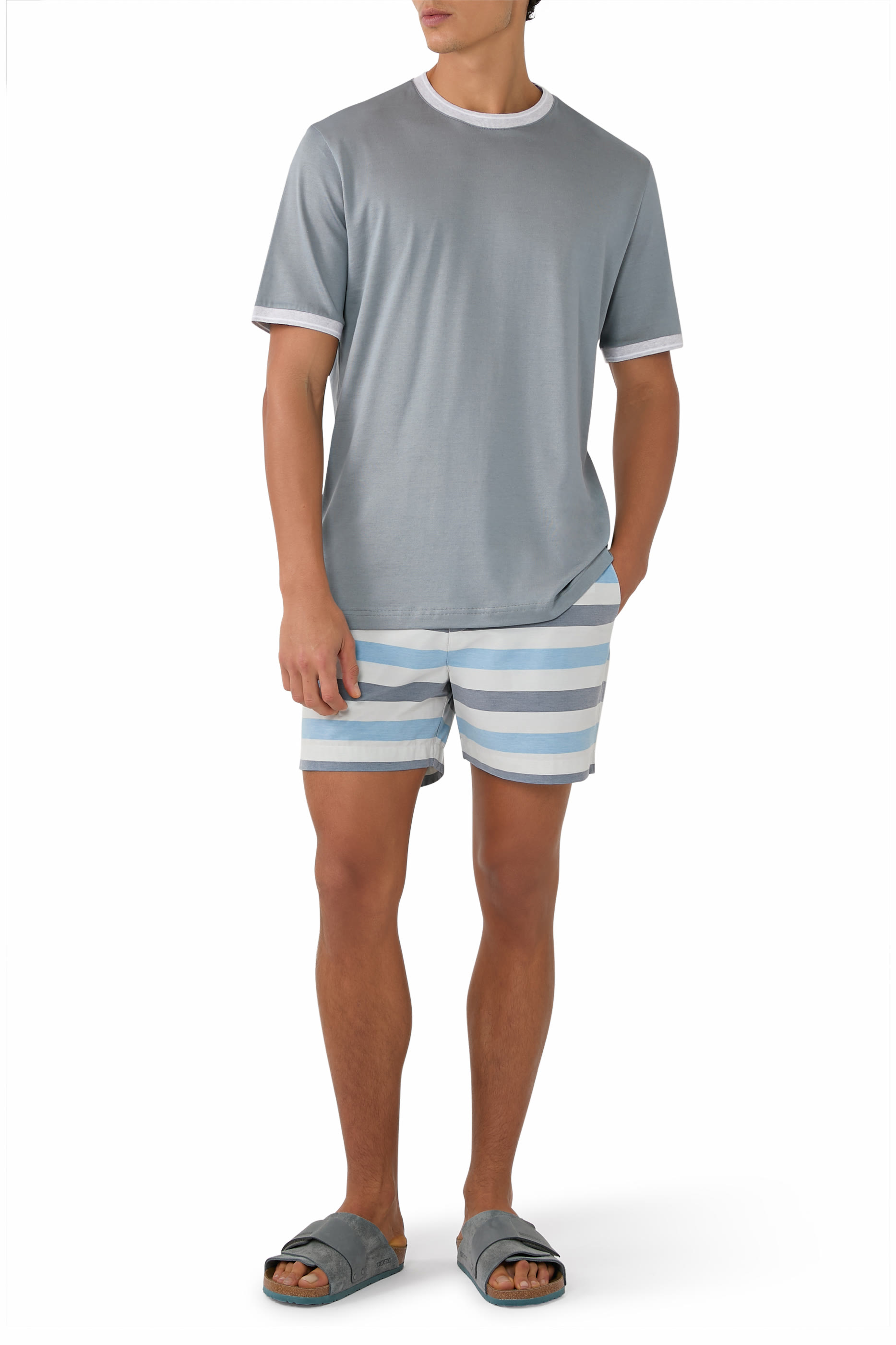 تيشيرت بياقة ضيقة