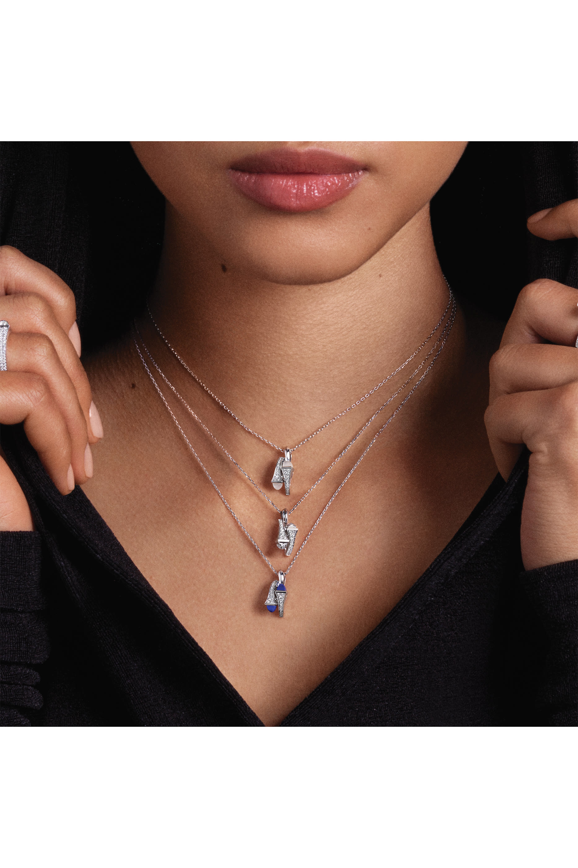 قلادة كليو بدلاية هاجي مرصعة بالماس ذهب أبيض عيار 18