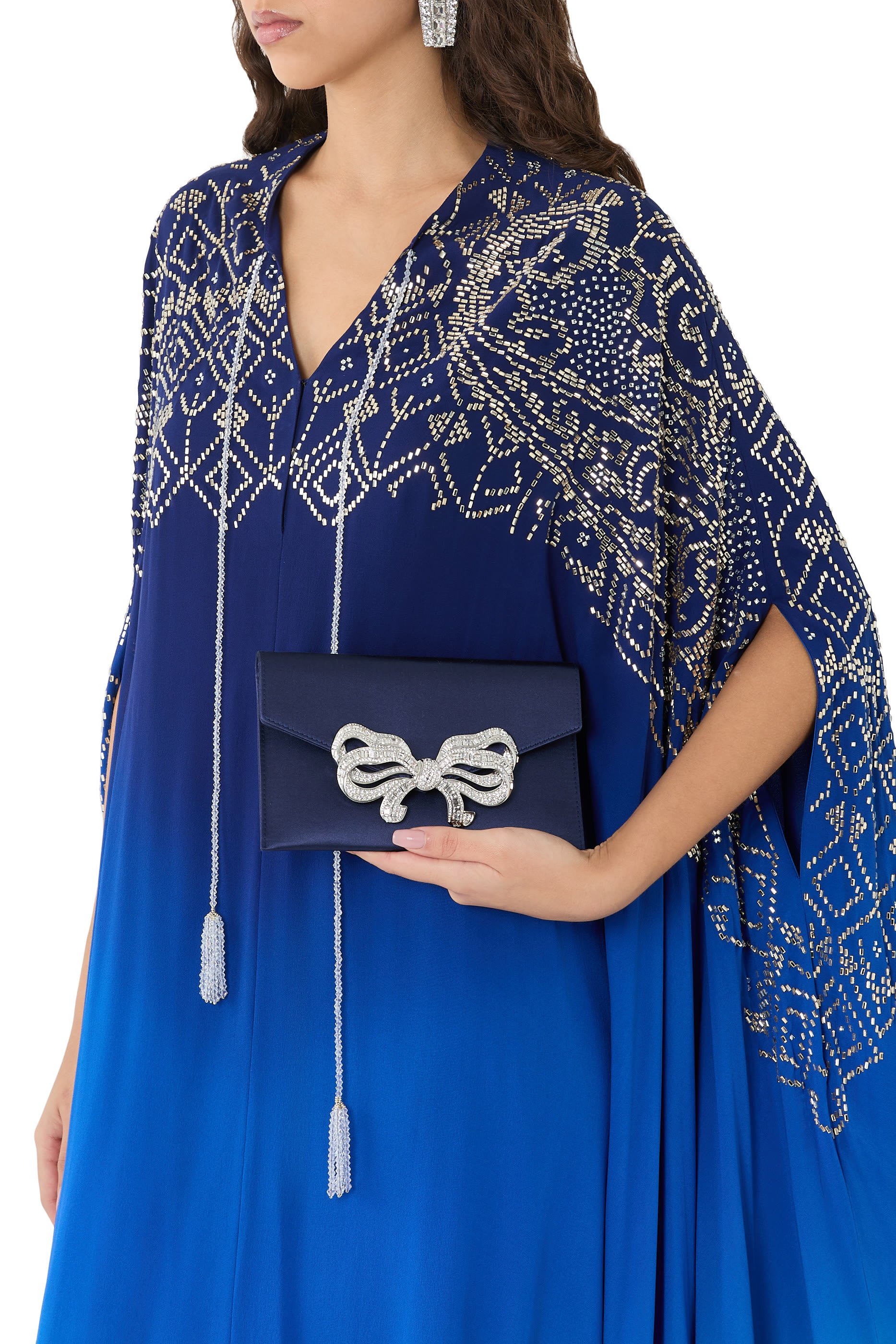 كلاتش بتصميم ظرف مزين بتفاصيل ربطة فيونكة ساتان