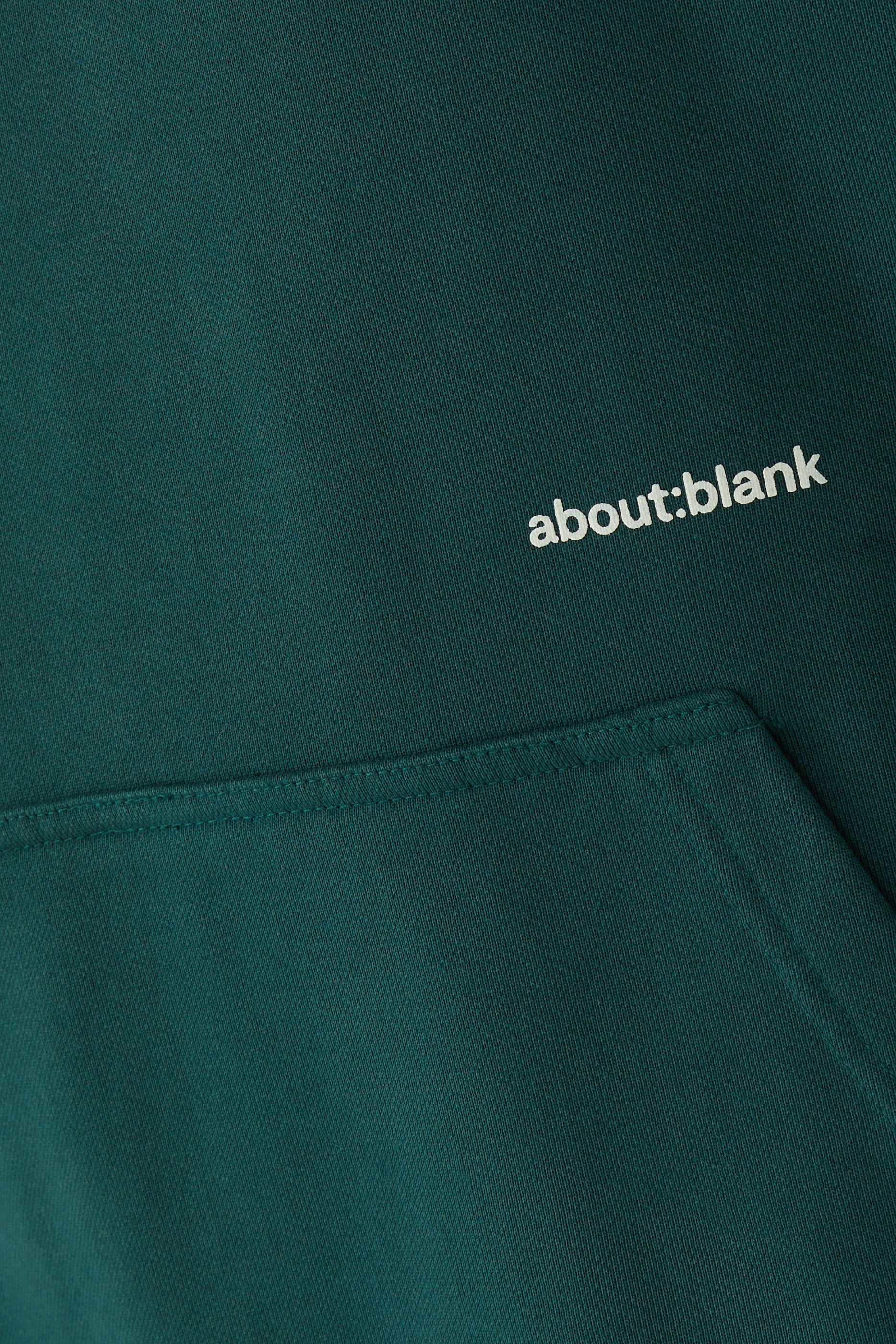 هودي بغطاء رأس وقصة مربعة