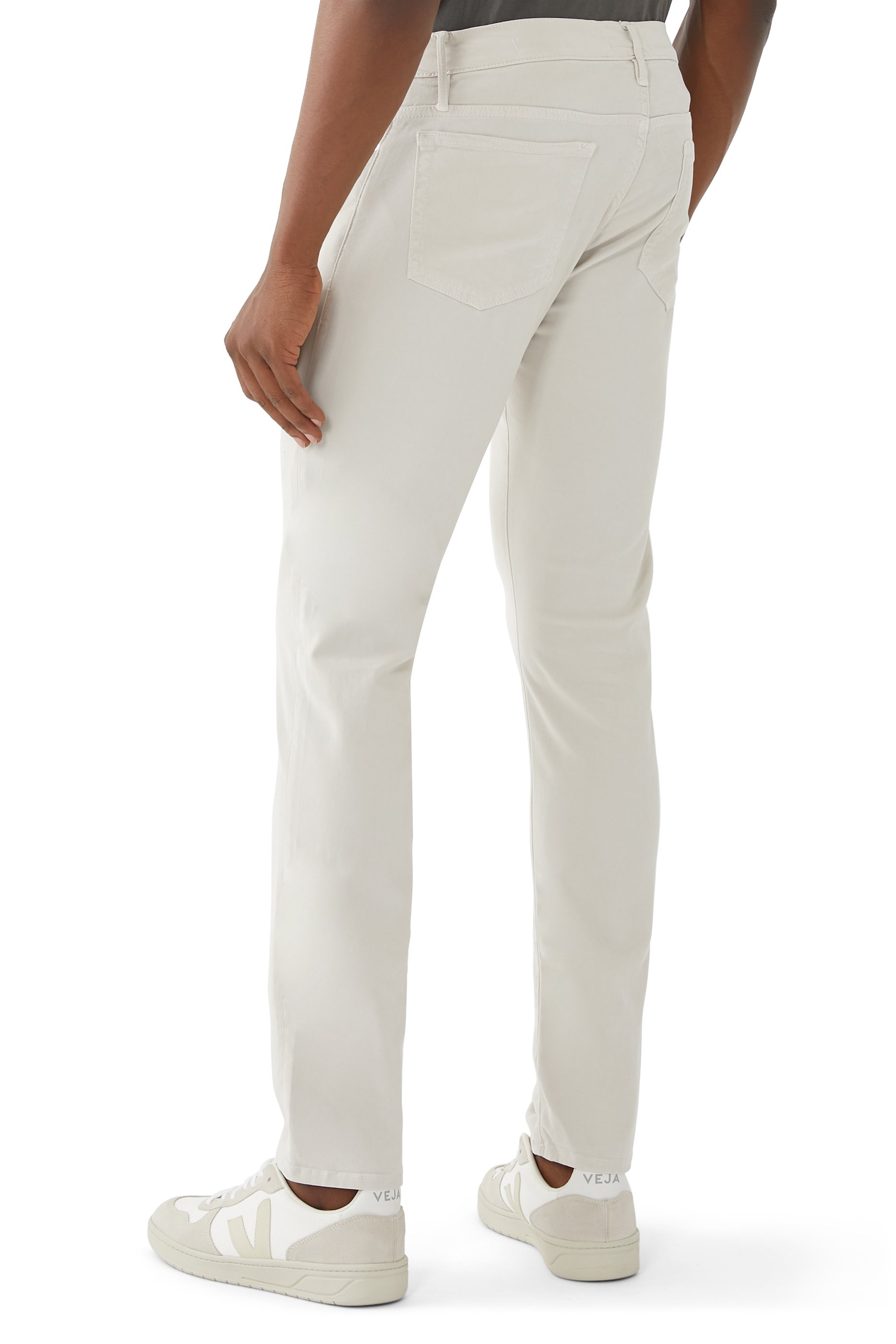 بنطال جينز لوم بقصة ضيقة