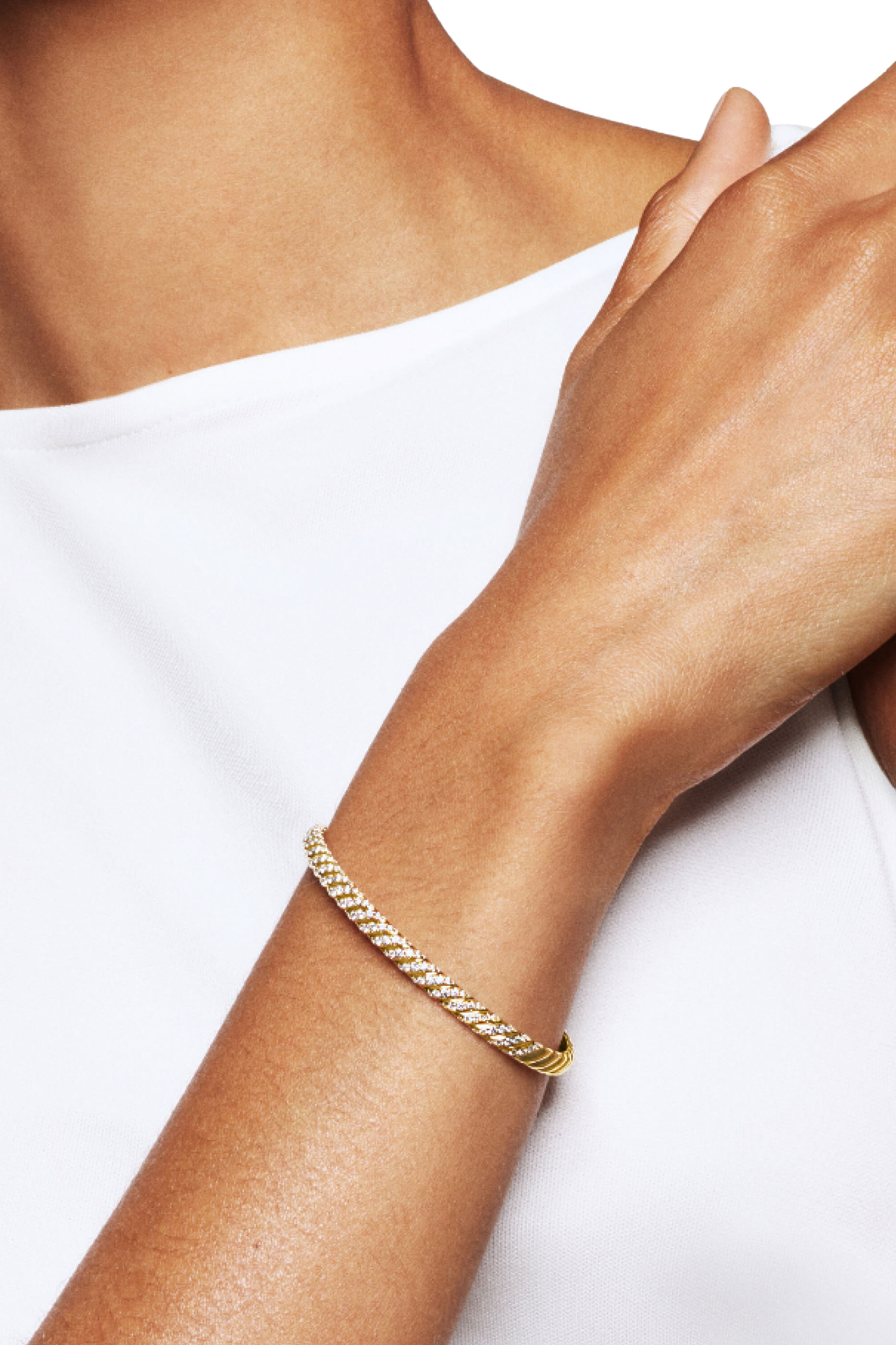 سوار مجدول منحوت مرصع بالماس ذهب أصفر عيار 18