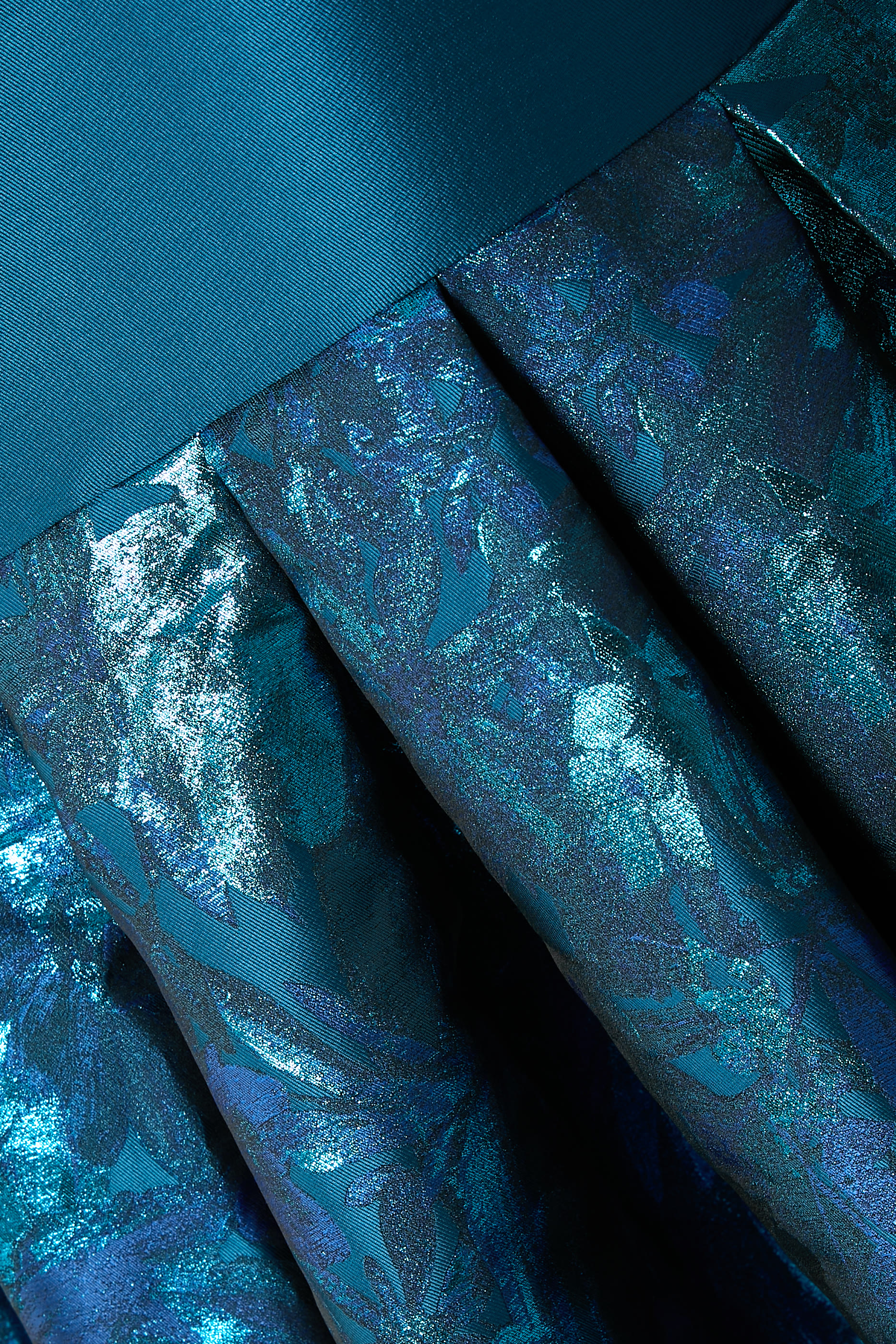 فستان سهرة ميرمايد بلا حمالات وبتنورة دراماتيك