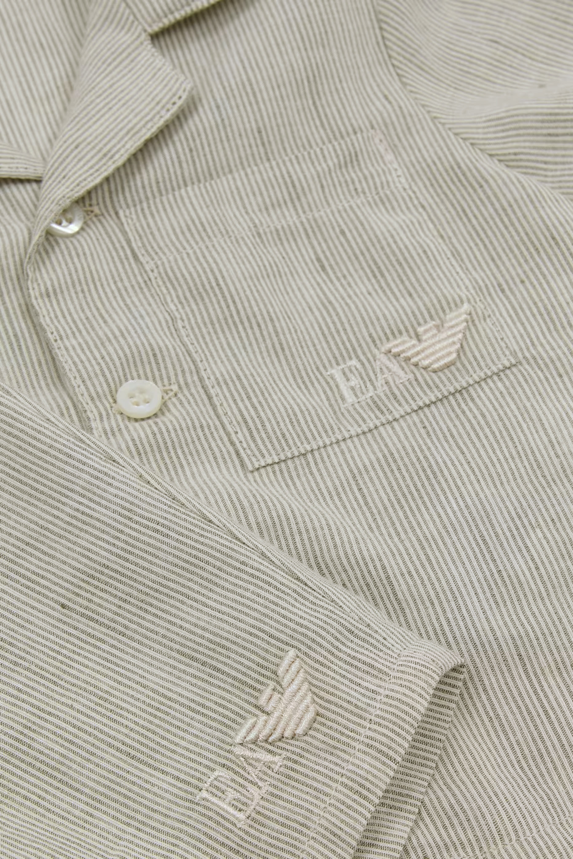 طقم قميص شورت مخطط بشعار الماركة للأطفال