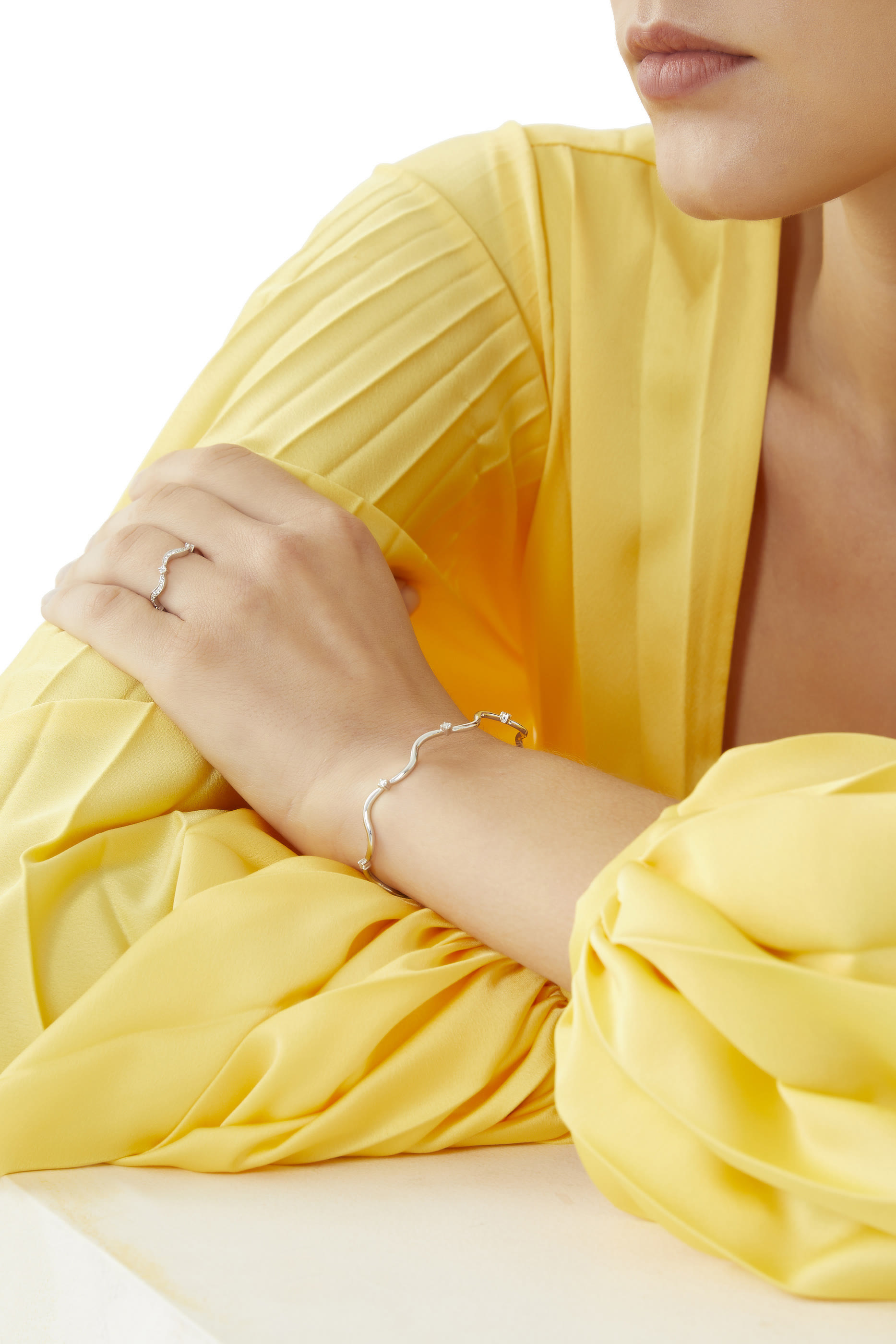 خاتم بتصميم مموج مرصع بالماس ذهب أبيض عيار 18