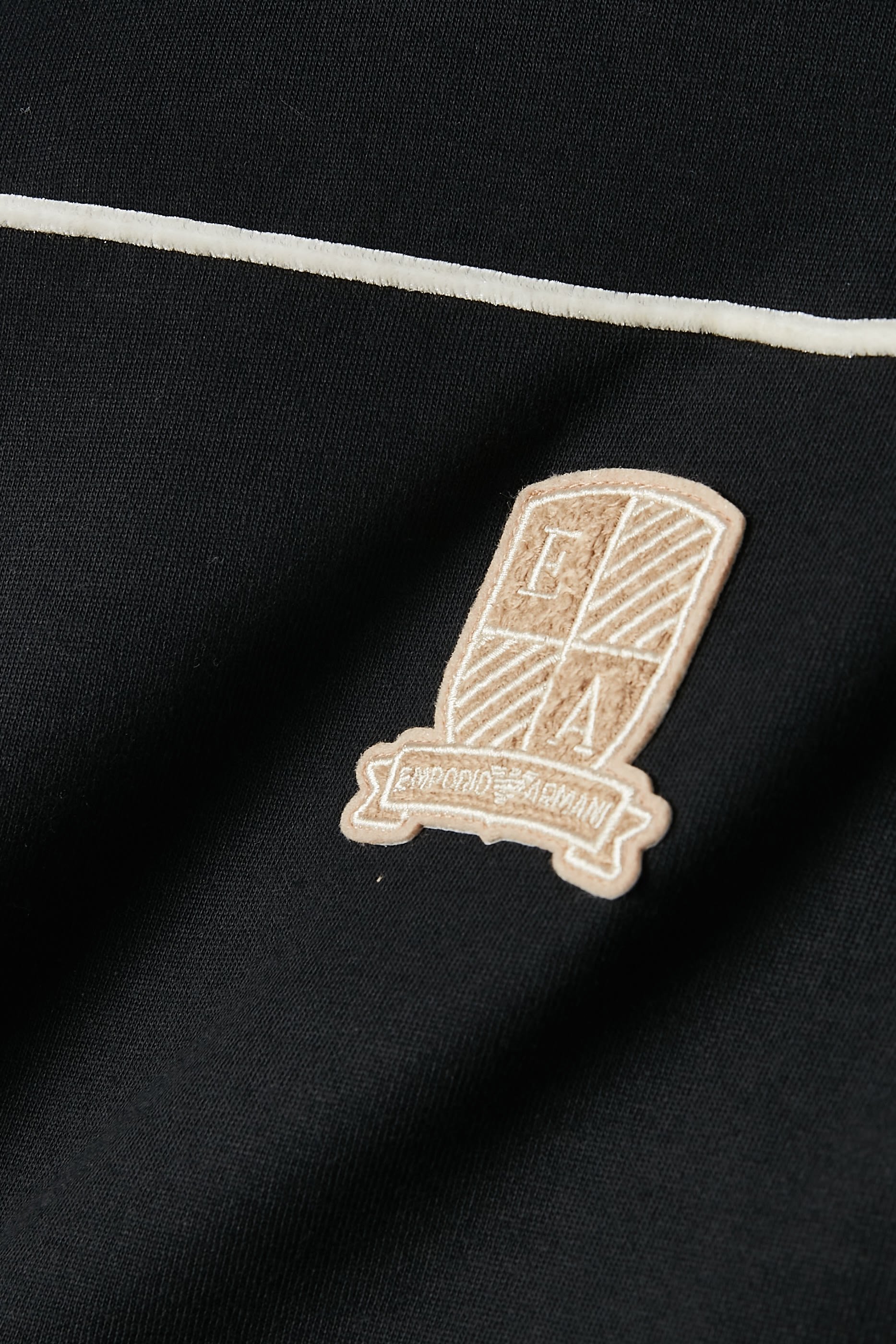 تيشيرت بشعار الماركة للأطفال