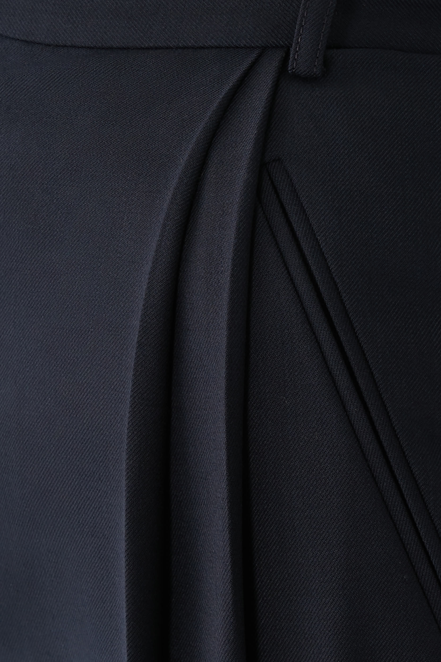 بنطال بقصة ساق واسعة