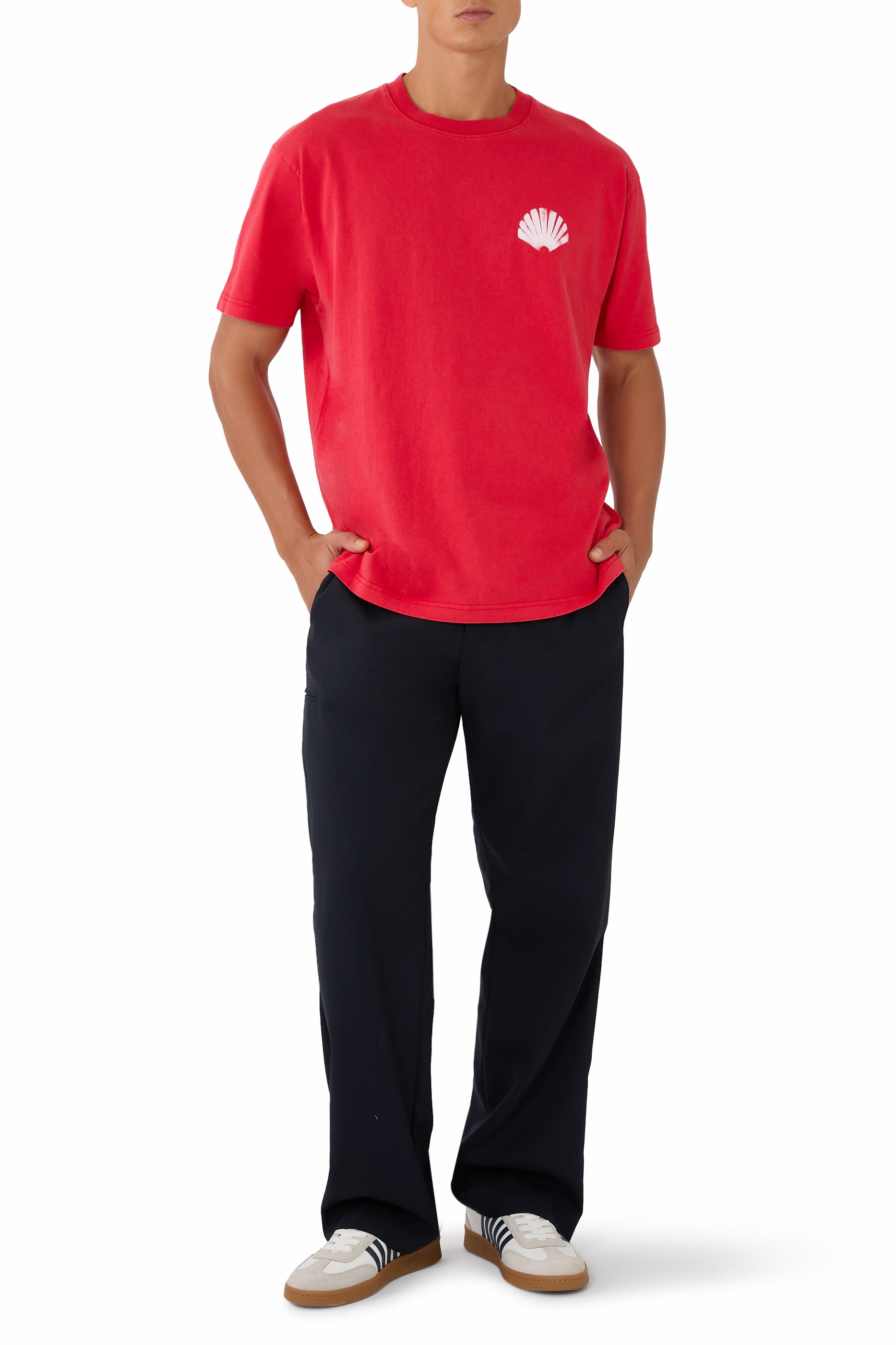 تيشيرت بشعار الماركة بطلاء بالبخاخ