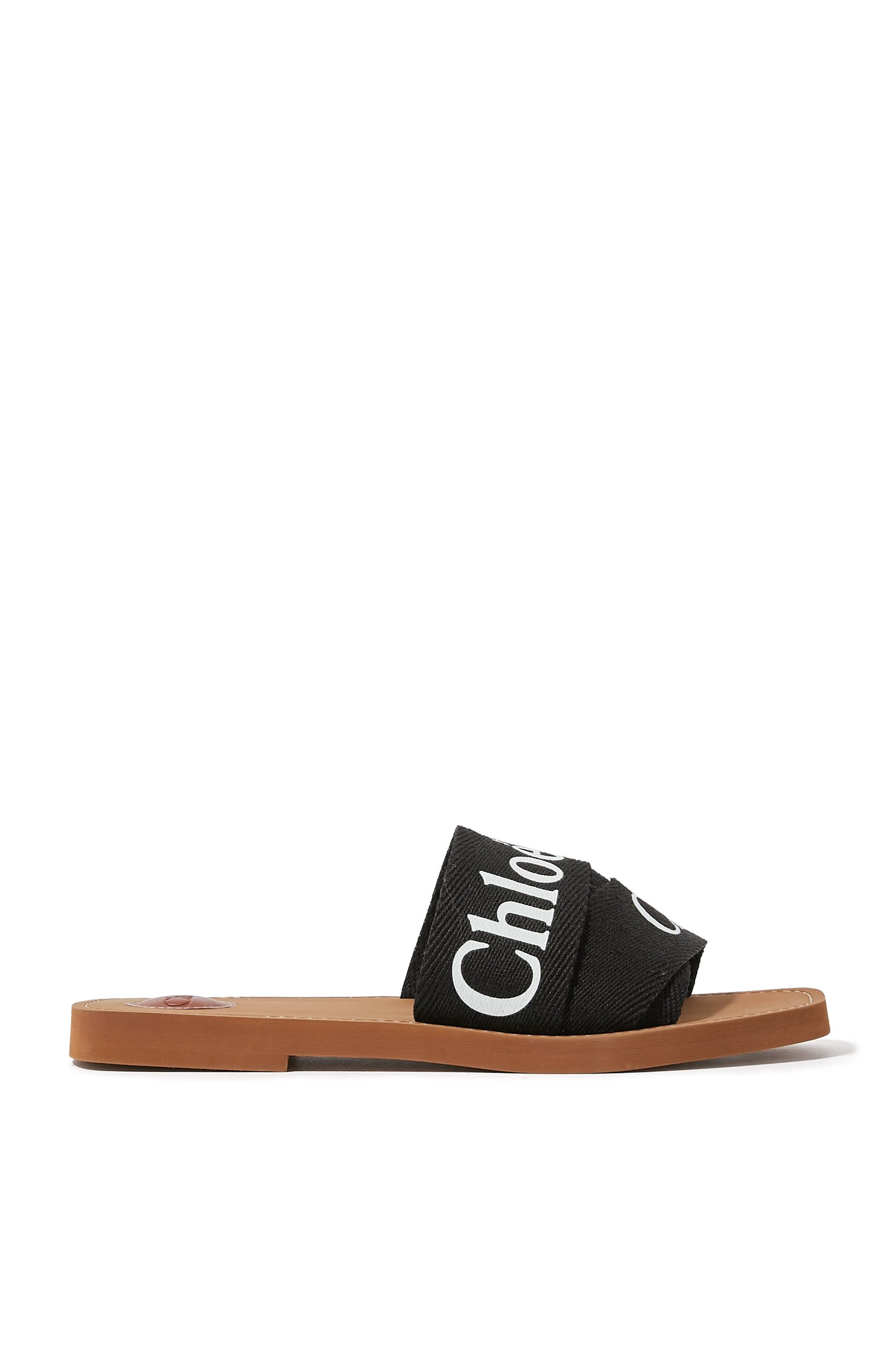 حذاء وودي مفتوح من الخلف بشعار الماركة