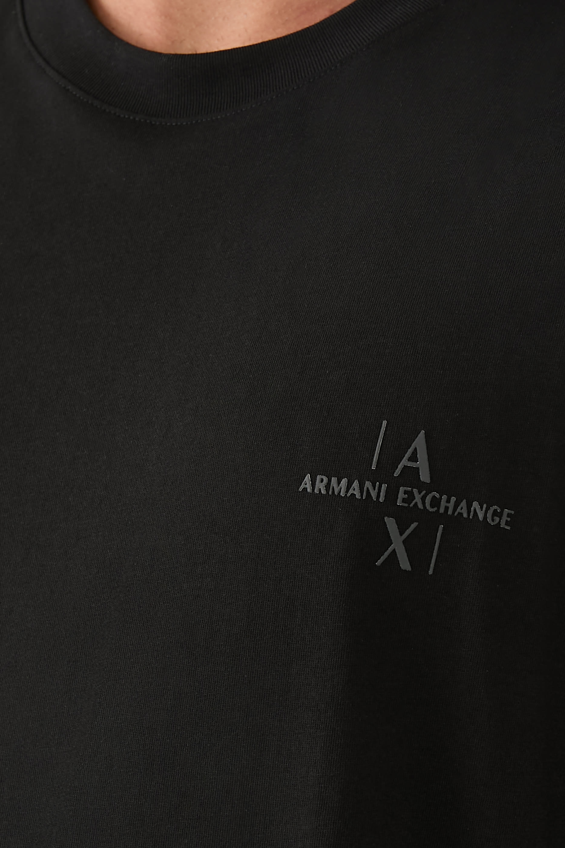 تيشيرت بقصة عادية مزين بشعار الماركة