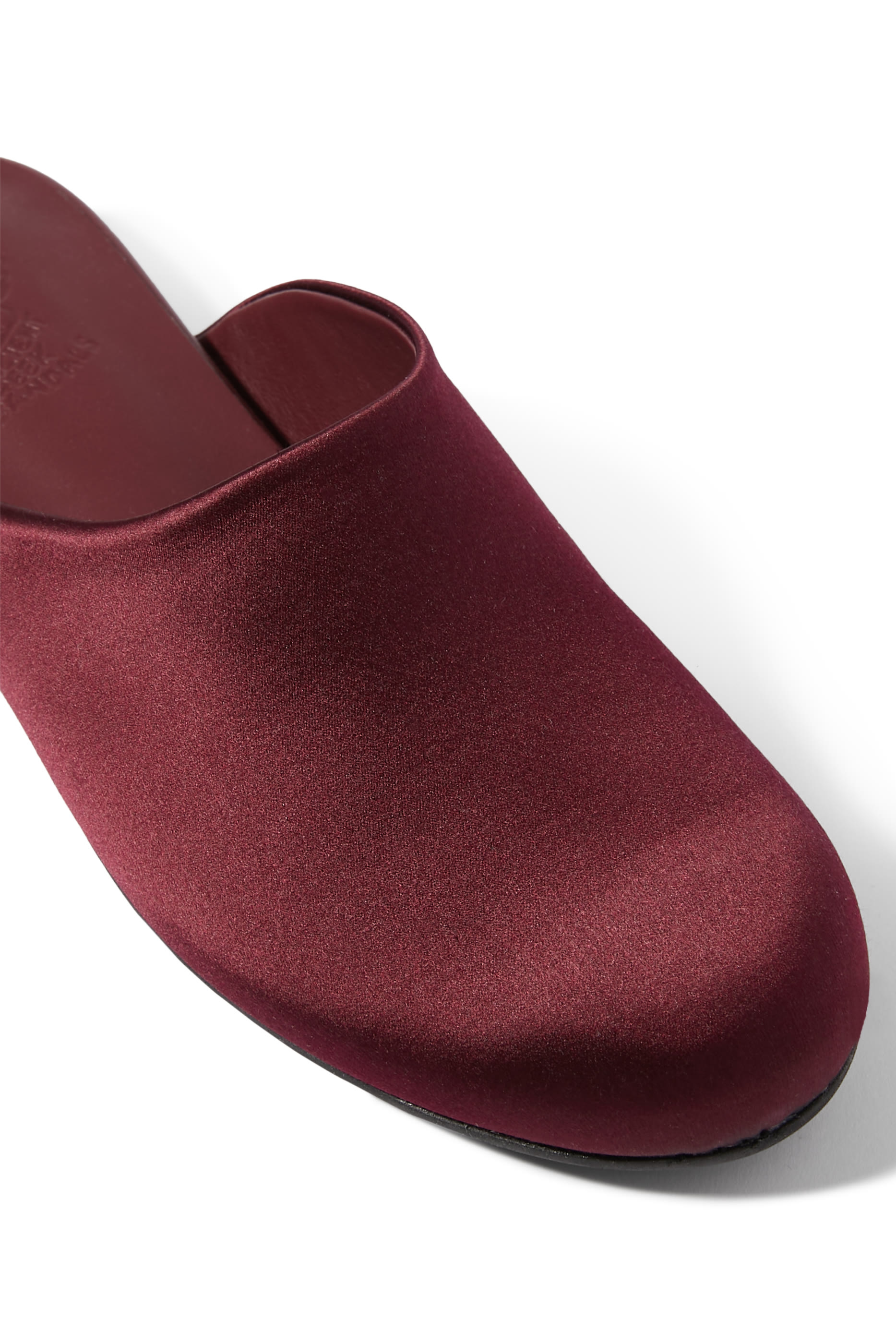 حذاء مفتوح من الخلف بنعل مسطح