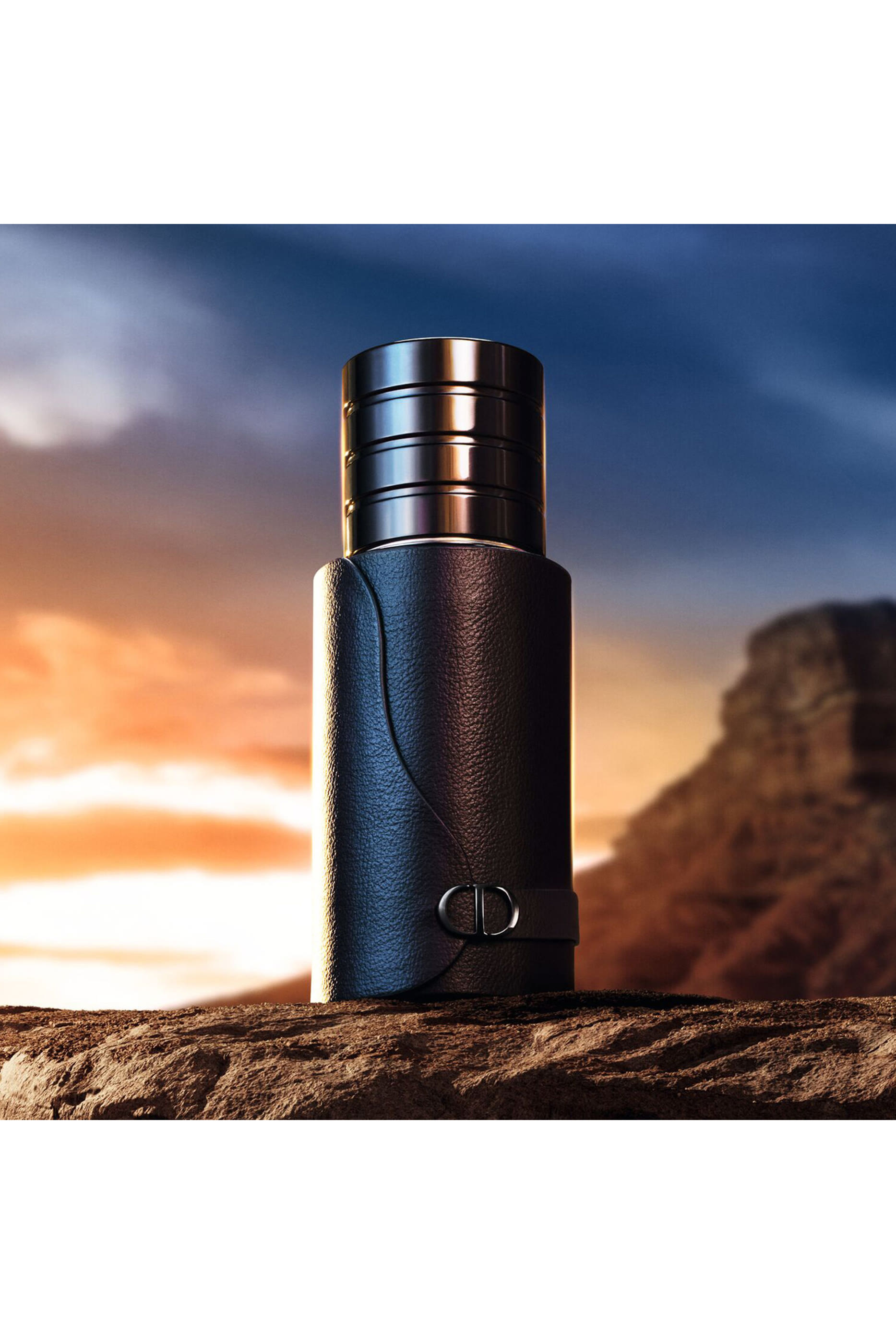 بخاخ أو دو بارفان سوفاج بحجم مناسب للسفر