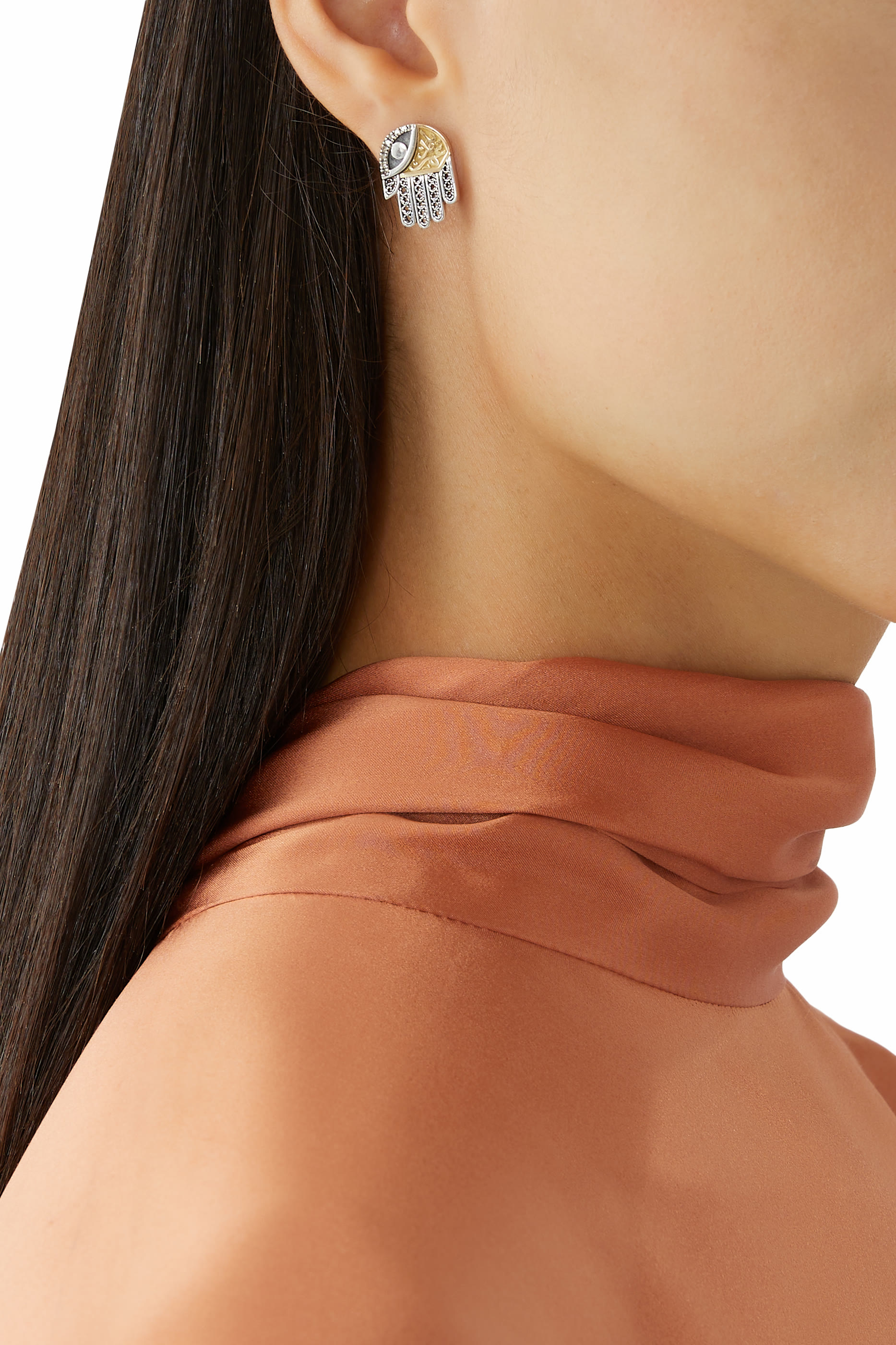 أقراط كاف بزخارف مفرغة مرصعة بالماس شمباين، فضة استرلينية وذهب عيار 18