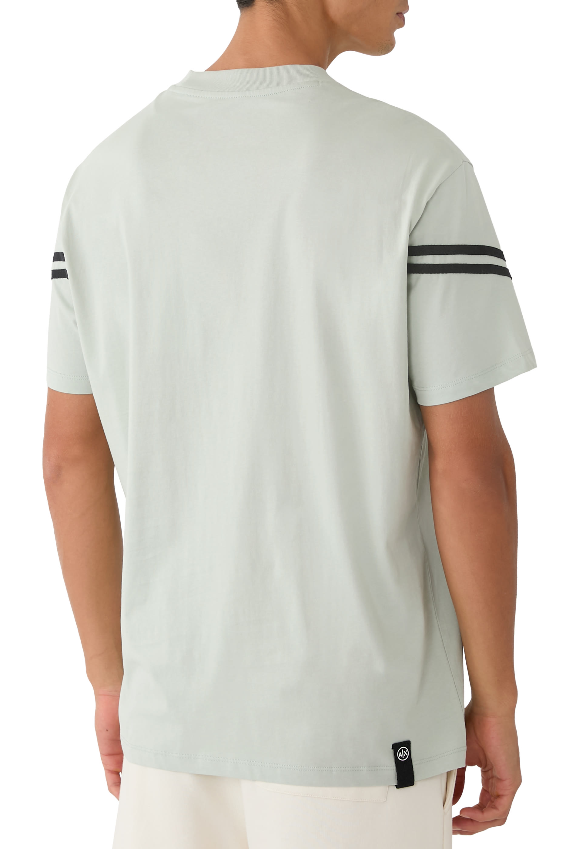 تيشيرت بأكمام قصيرة وشعار الماركة