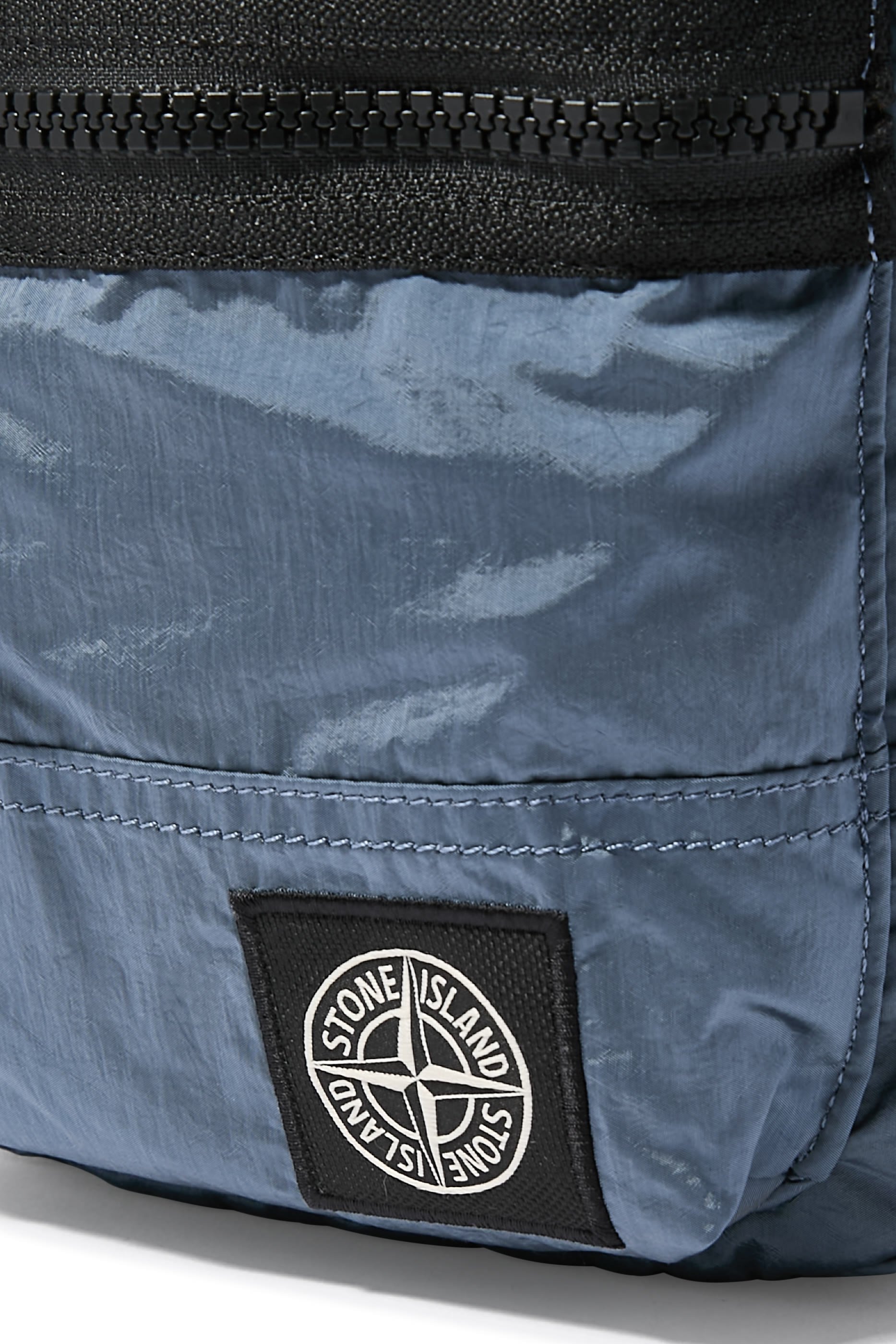 حقيبة صغيرة بشعار الماركة