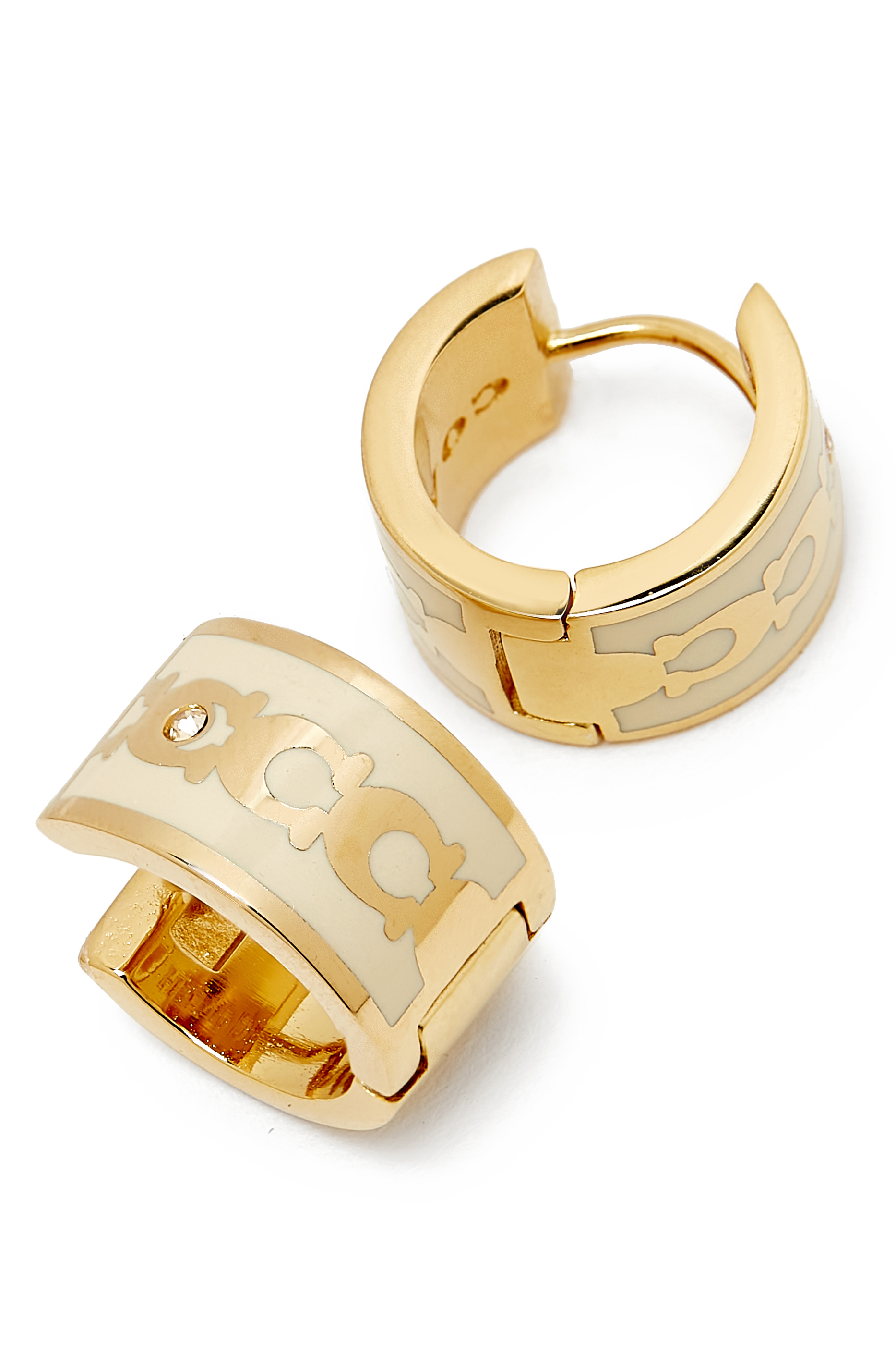 أقراط هاجي بشعار حرف الماركة بمينا